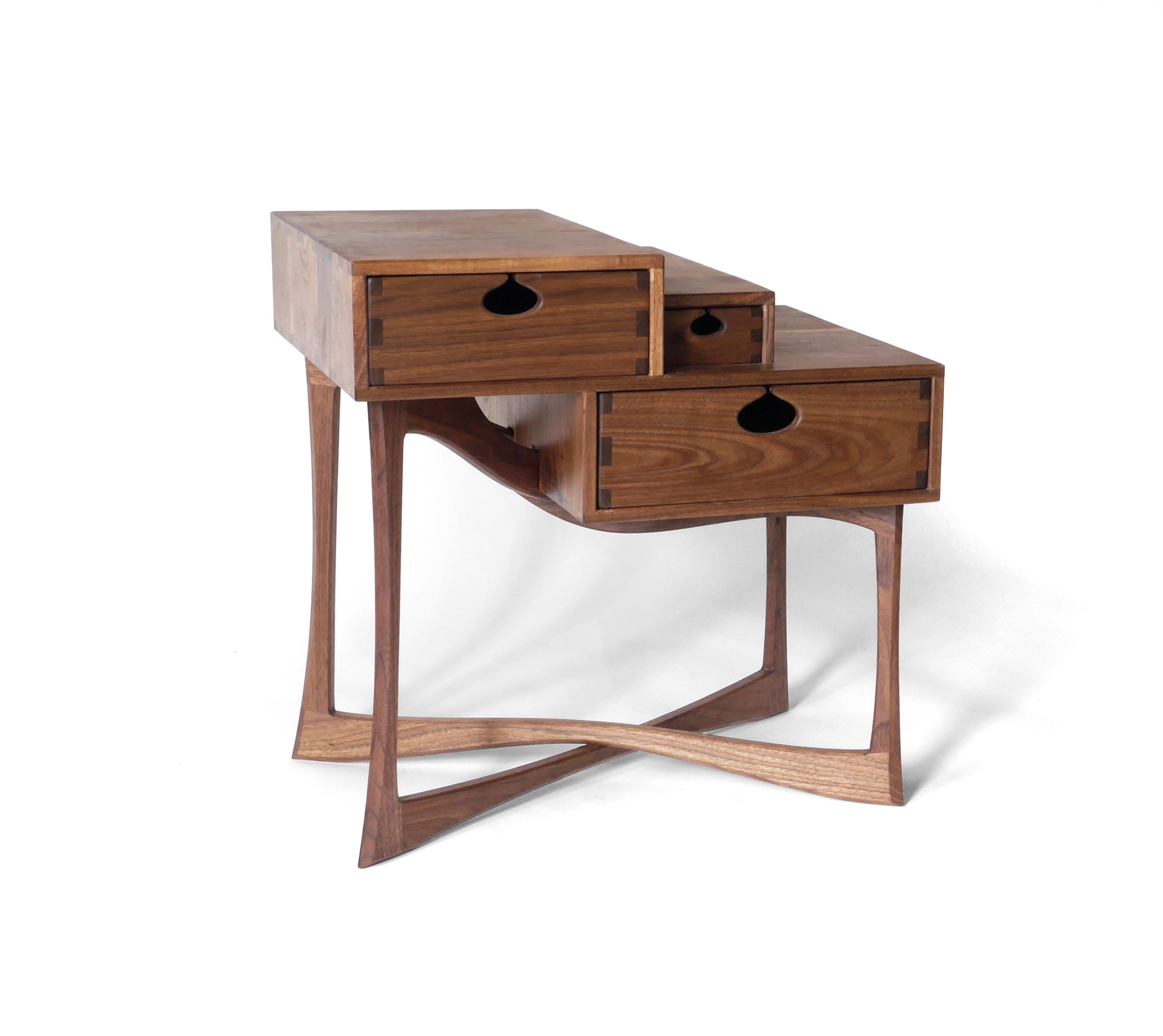 Coriolis-Beistelltisch aus Nussbaumholz mit drei Schubladen, moderner Nachttisch / Beistelltisch von Arid im Zustand „Neu“ im Angebot in Albuquerque, NM