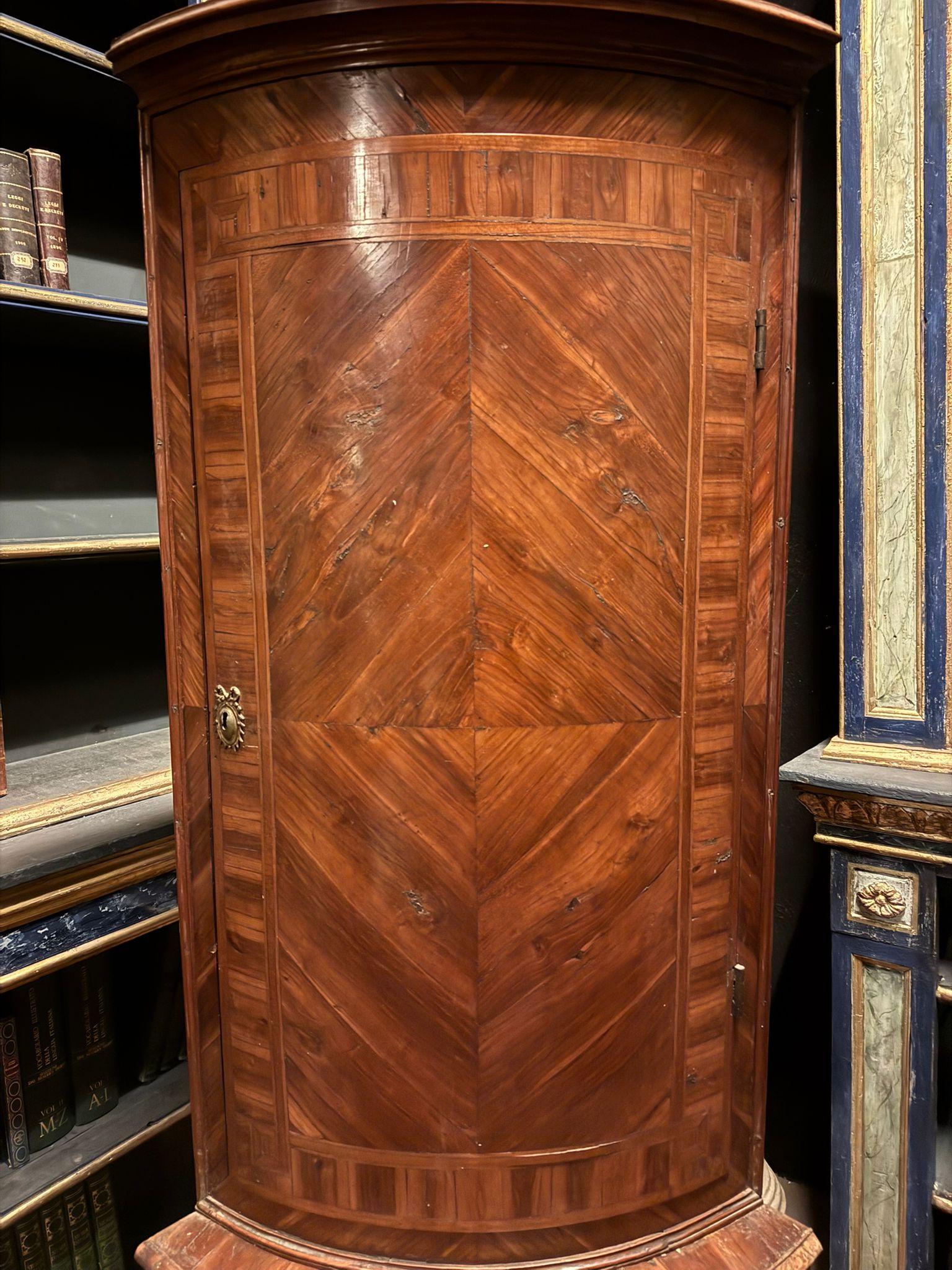 Antique corner cabinet in walnut wood with one door and a drawer in the lower part, richly veneered with geometric figure inlays, original from the 18th century, Origin Piedmont (Italy).
Total measurements cm w 67 x H 182 x D 45
