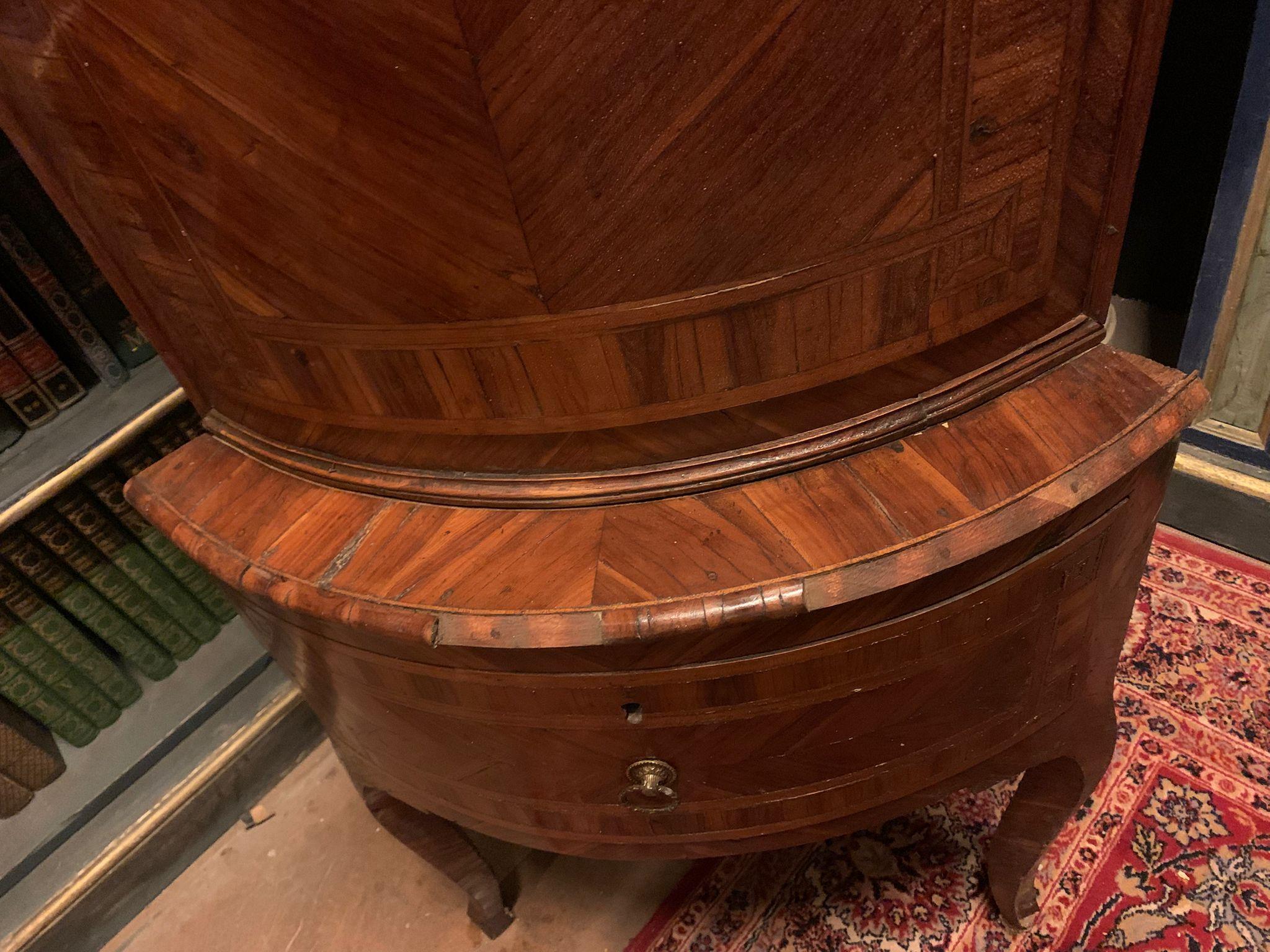 Walnut corner cabinet with one door, veneered with inlays, Italy In Good Condition For Sale In Cuneo, Italy (CN)