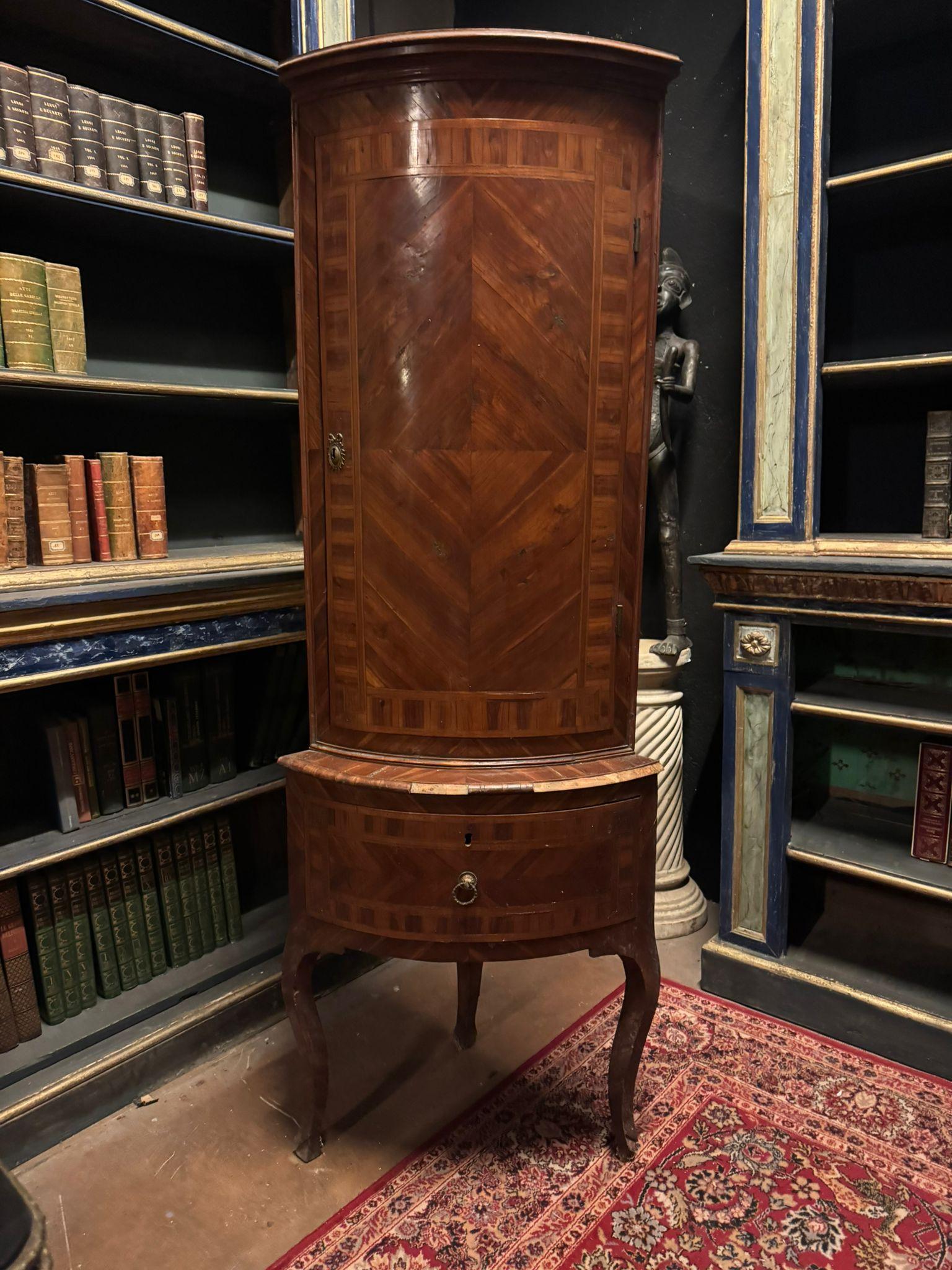 Walnut corner cabinet with one door, veneered with inlays, Italy For Sale 3