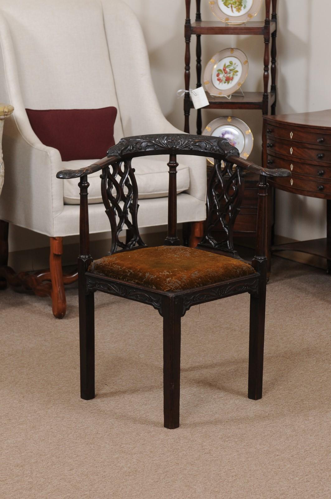 Walnut Corner Chair with Carved Pierced Backsplat, 18th Century England 8