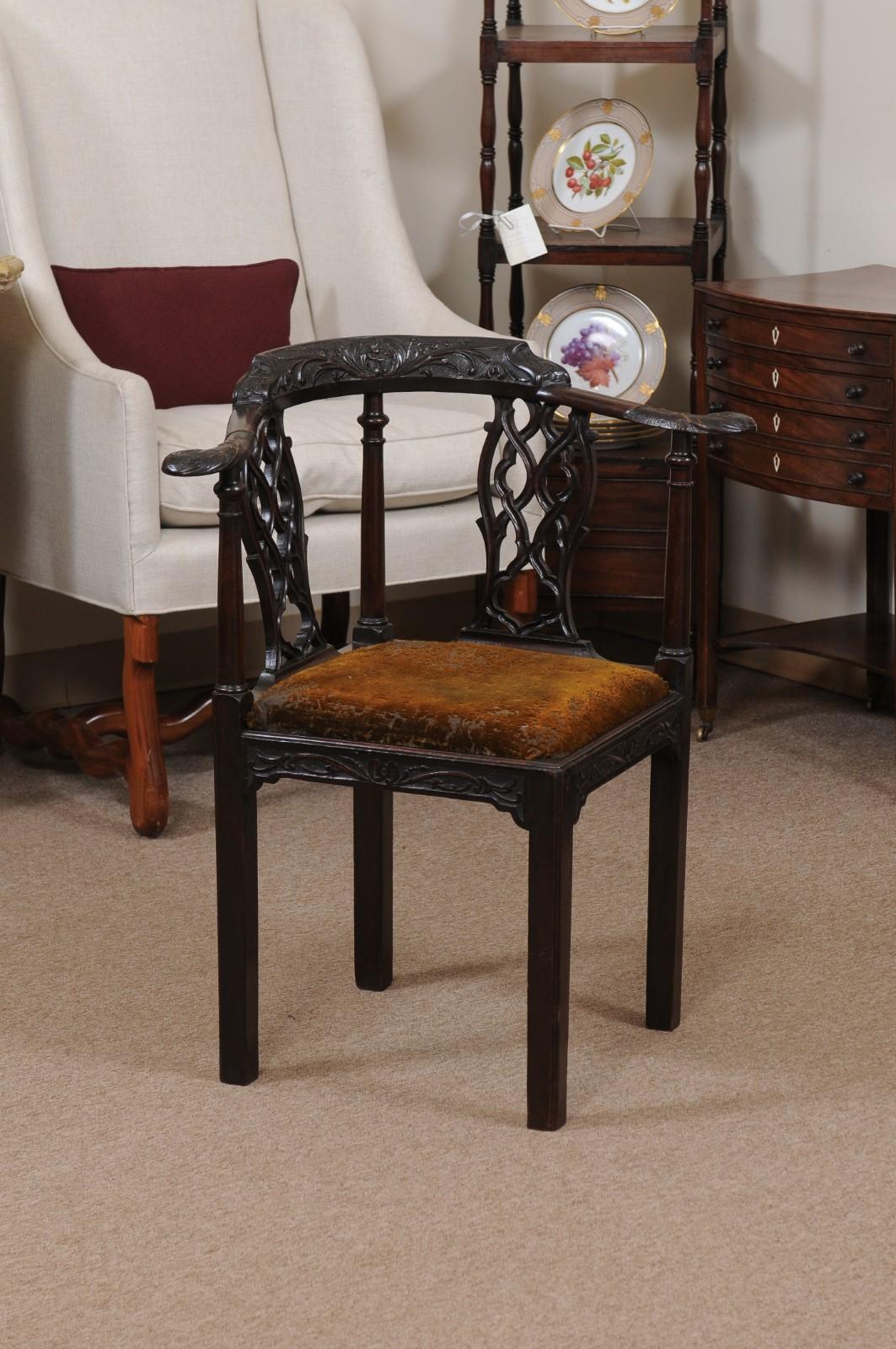 Walnut Corner Chair with Carved Pierced Backsplat, 18th Century England 9