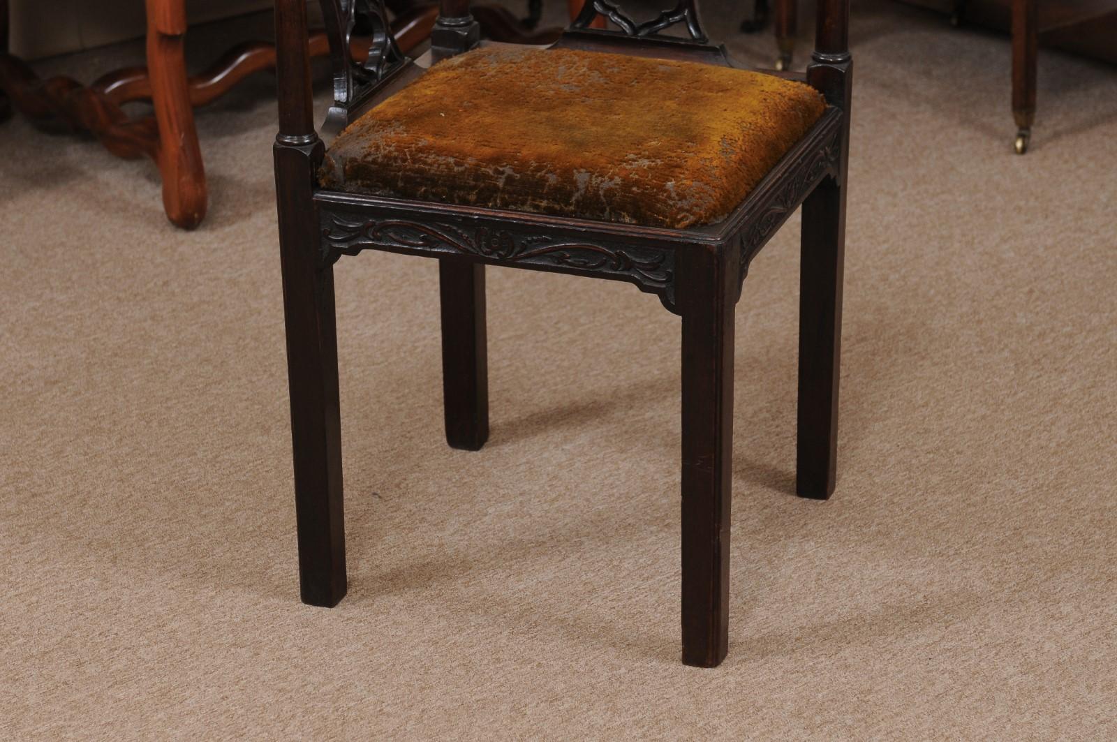 Walnut Corner Chair with Carved Pierced Backsplat, 18th Century England 10
