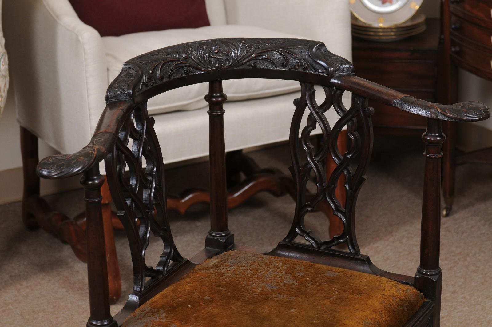 Walnut Corner Chair with Carved Pierced Backsplat, 18th Century England 11