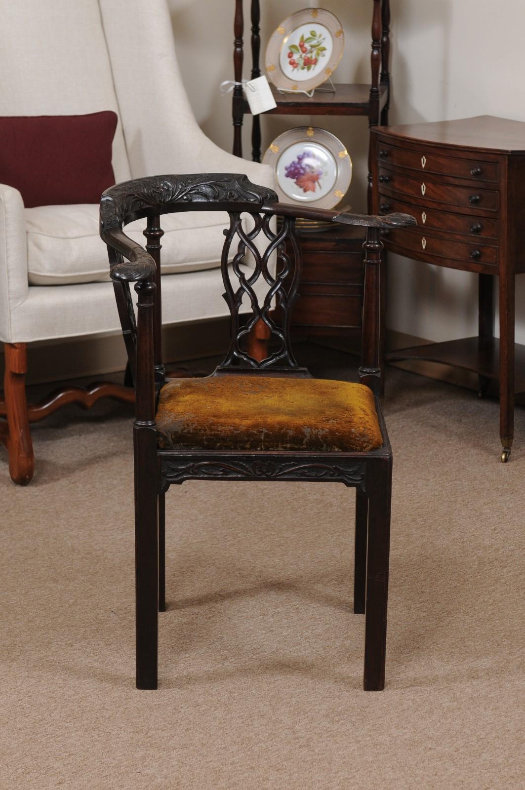 Walnut Corner Chair with Carved Pierced Backsplat, 18th Century England In Good Condition In Atlanta, GA