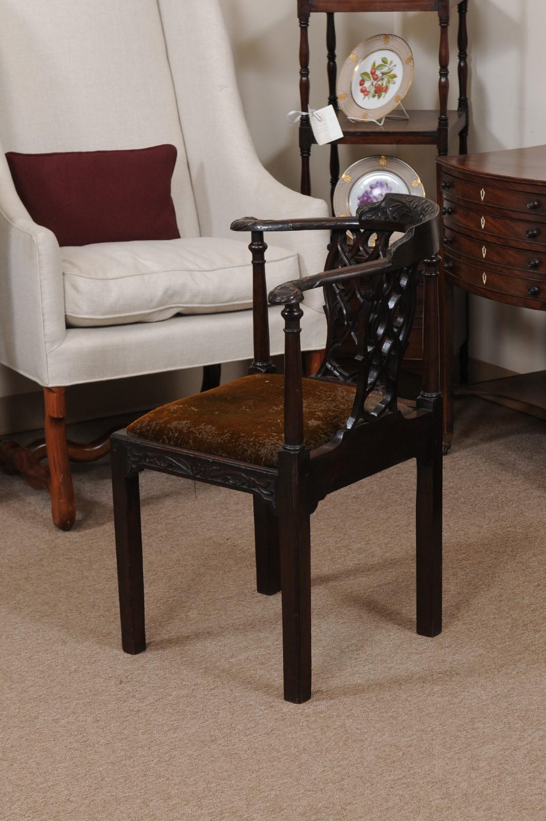 Walnut Corner Chair with Carved Pierced Backsplat, 18th Century England 3