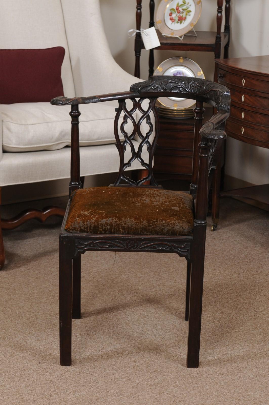 Walnut Corner Chair with Carved Pierced Backsplat, 18th Century England 4