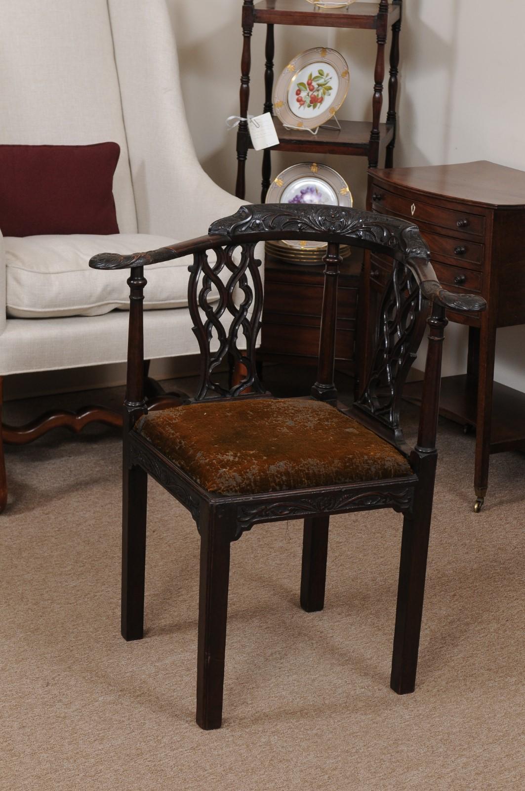 Walnut Corner Chair with Carved Pierced Backsplat, 18th Century England 5