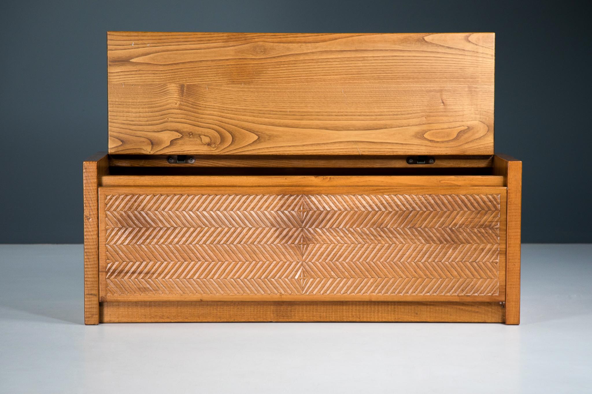 Walnut Crafted Blanket Chests by Giuseppe Rivadossi, Italy, 1970s In Good Condition In Almelo, NL