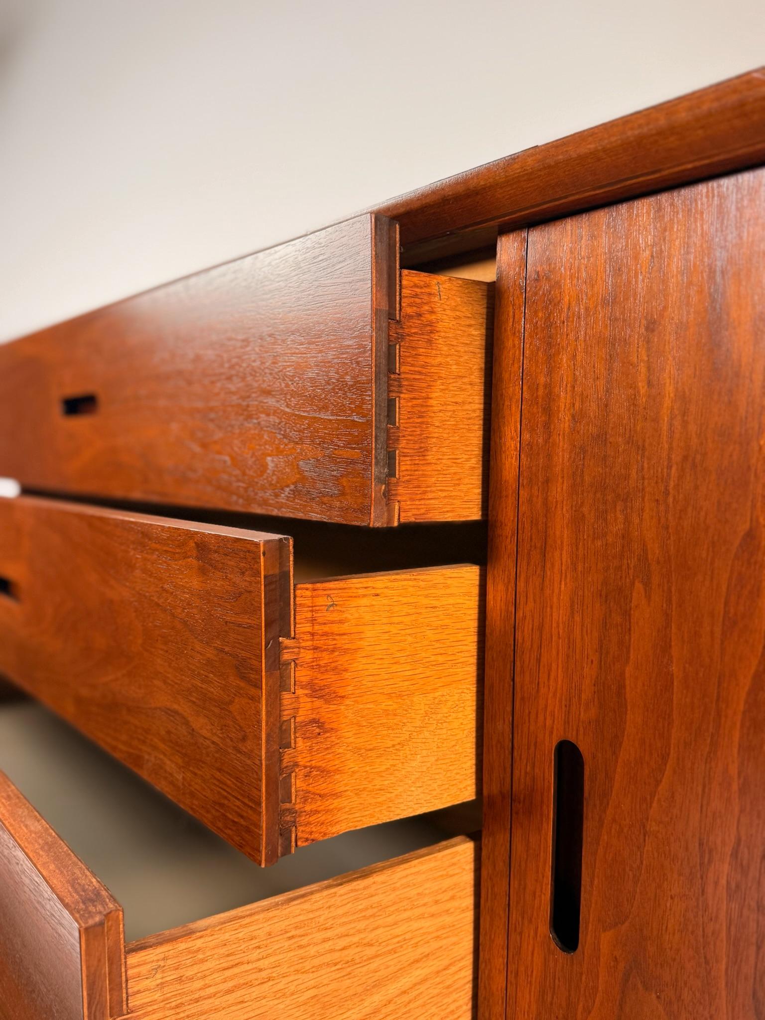 Walnut Credenza by Jack Cartwright for Founders – Mid-Century Modern Sideboard en vente 3