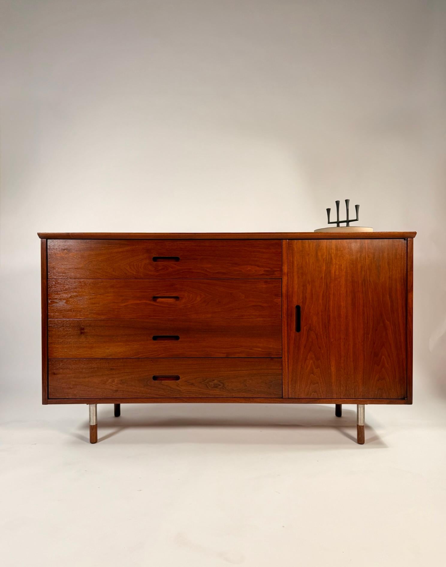 Walnut Credenza by Jack Cartwright for Founders – Mid-Century Modern Sideboard

A striking example of refined American design, this Mid-Century Modern walnut credenza by Jack Cartwright for Founders offers both style and functionality. Crafted in