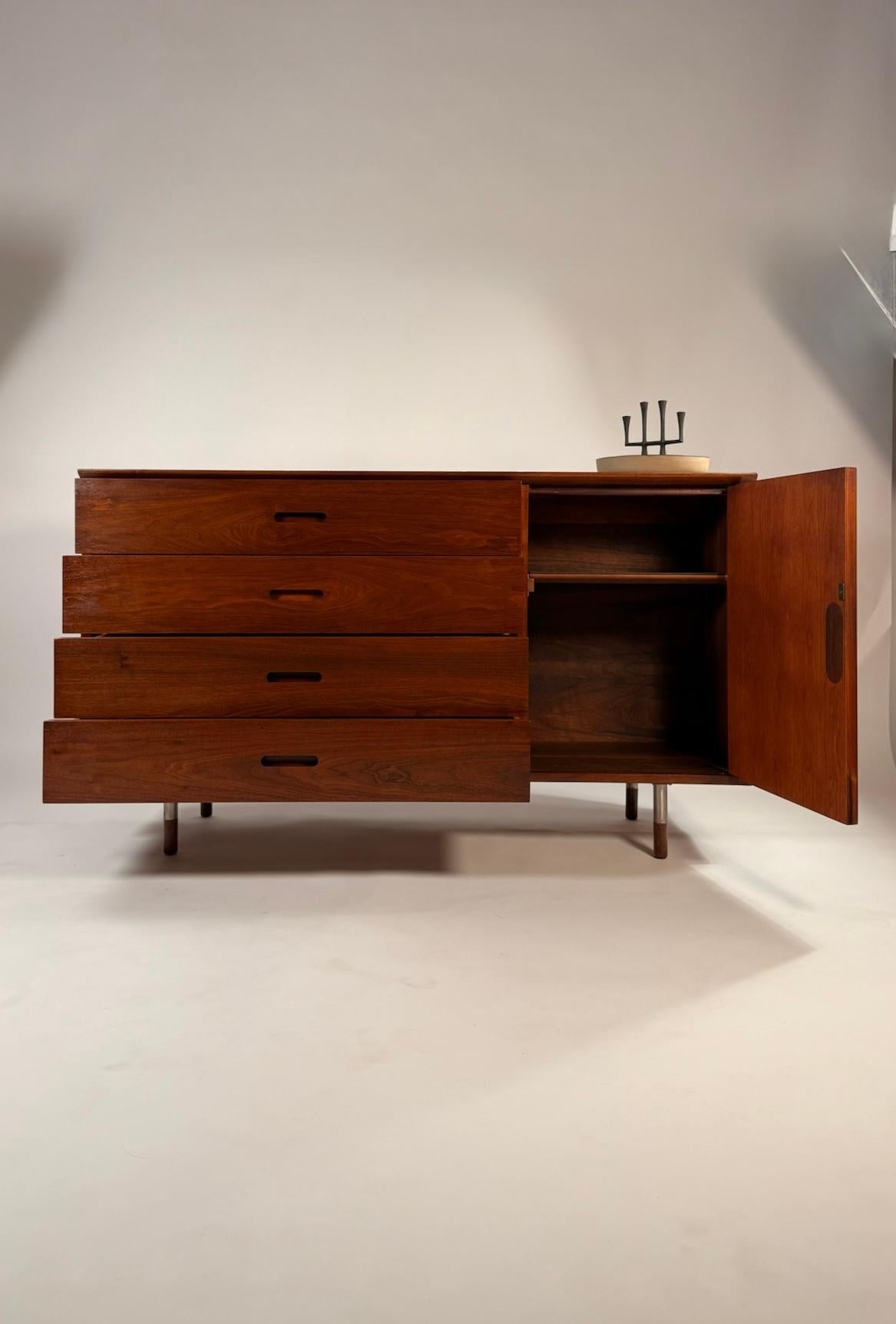 Américain Walnut Credenza by Jack Cartwright for Founders – Mid-Century Modern Sideboard en vente
