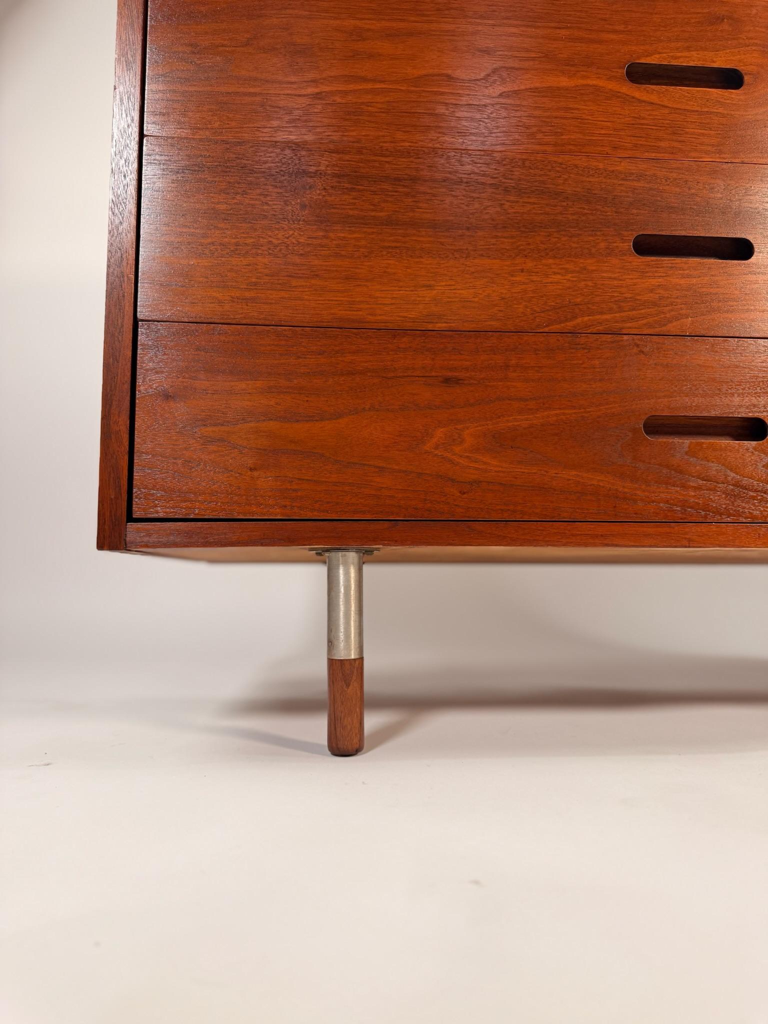 Laqué Walnut Credenza by Jack Cartwright for Founders – Mid-Century Modern Sideboard en vente