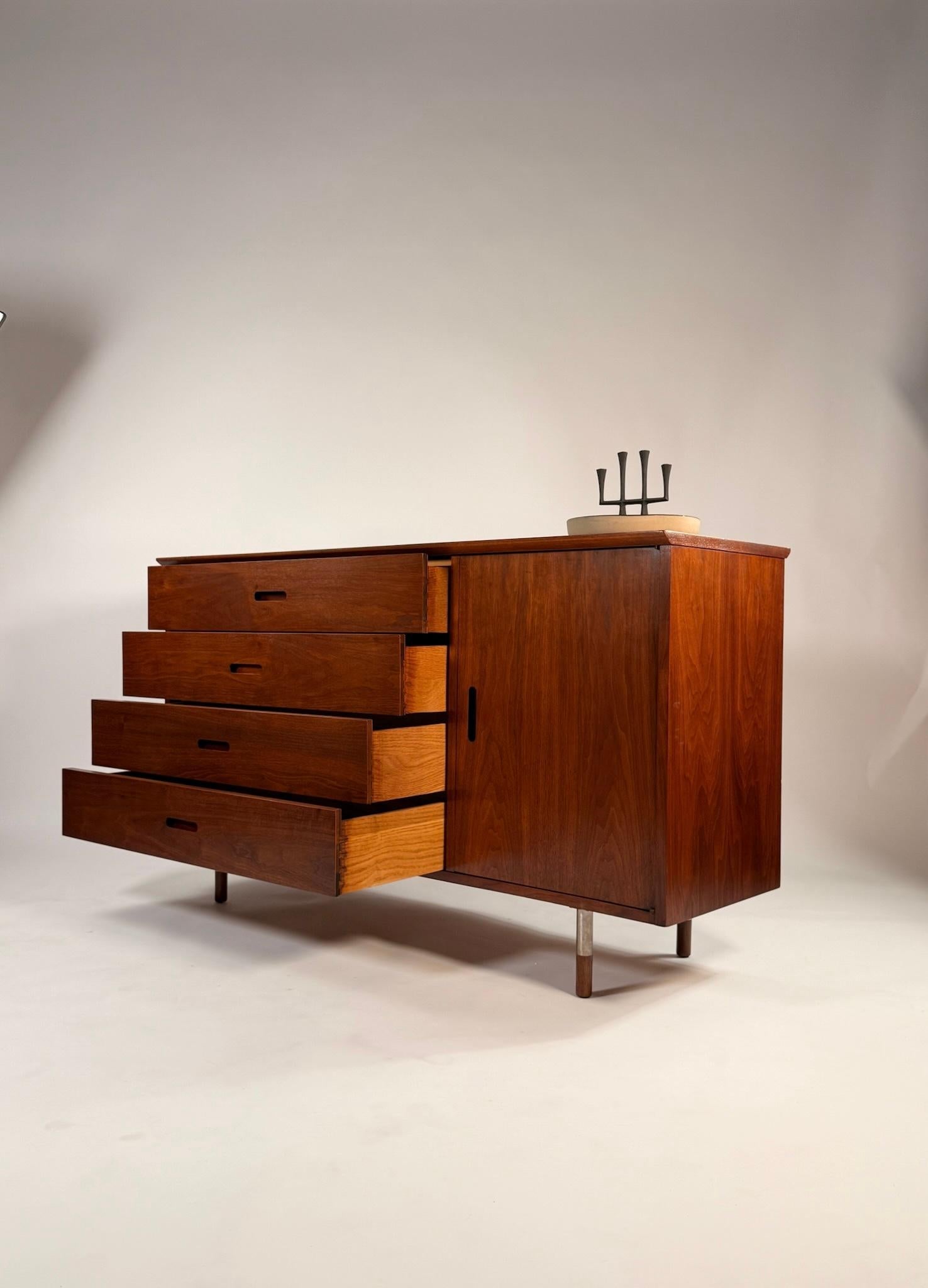 Walnut Credenza by Jack Cartwright for Founders – Mid-Century Modern Sideboard Bon état - En vente à San Diego, CA