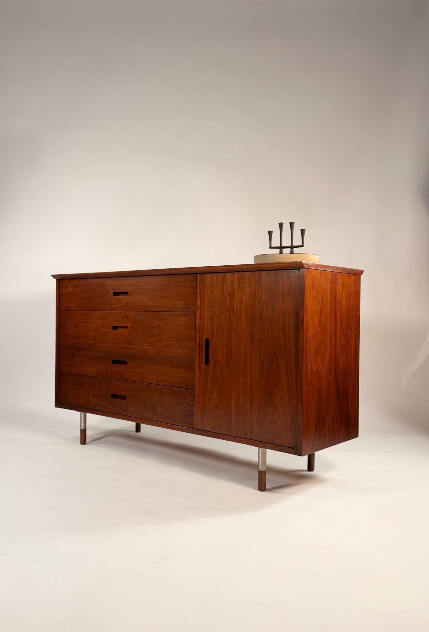 Walnut Credenza by Jack Cartwright for Founders – Mid-Century Modern Sideboard en vente 2