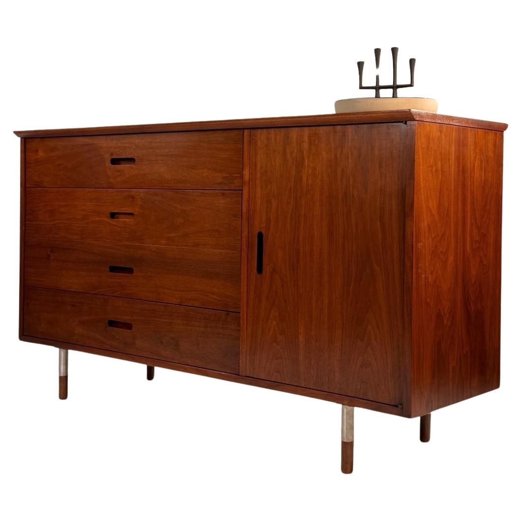 Walnut Credenza by Jack Cartwright for Founders – Mid-Century Modern Sideboard en vente