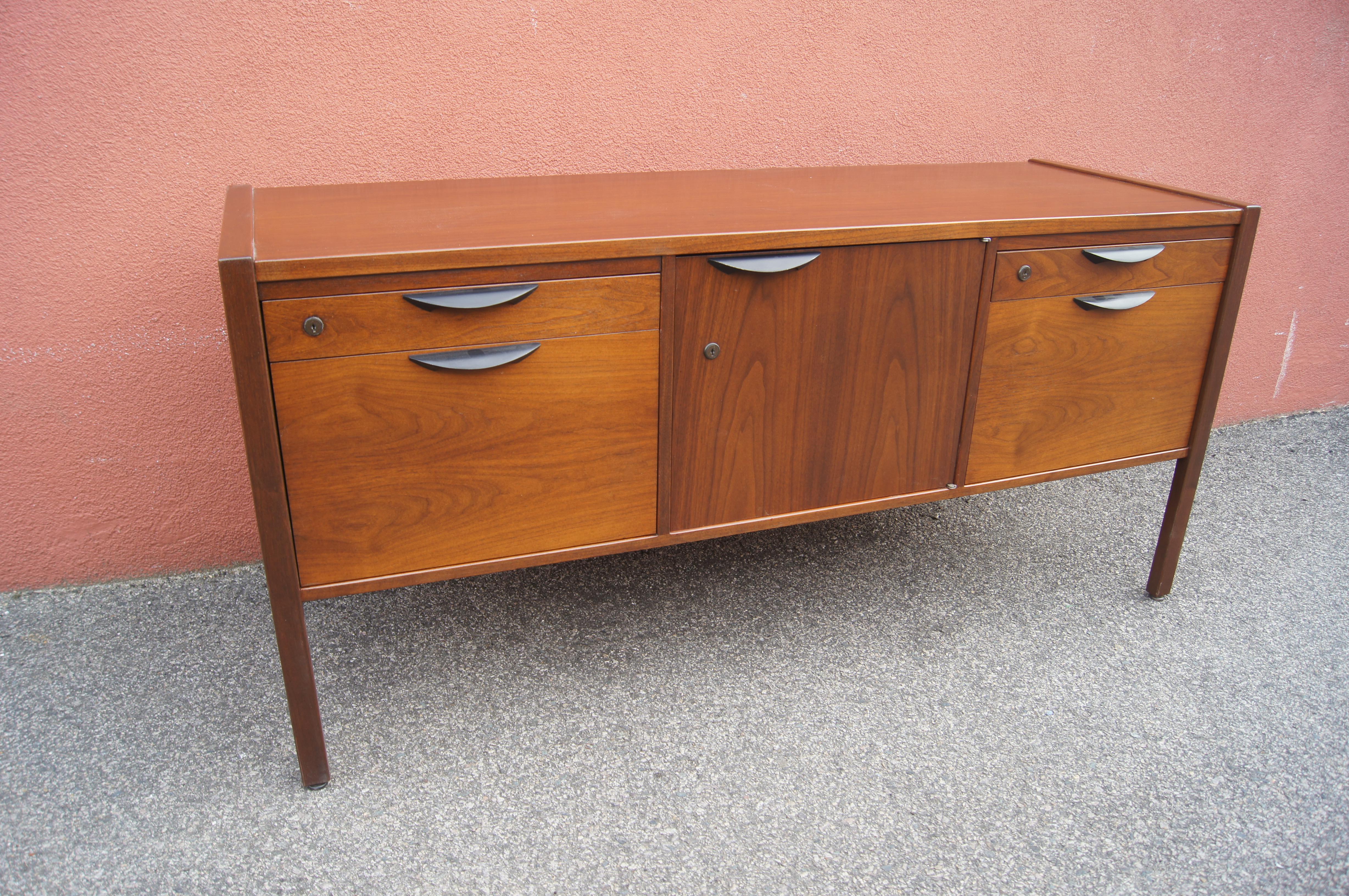 Nussbaum-Credenza aus der Mitte des Jahrhunderts von Jens Risom (Moderne der Mitte des Jahrhunderts) im Angebot