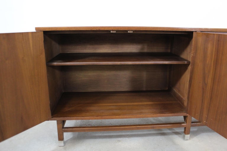 Walnut Credenza by Paul Browning for Stanley Furniture In Good Condition For Sale In Pasadena, CA