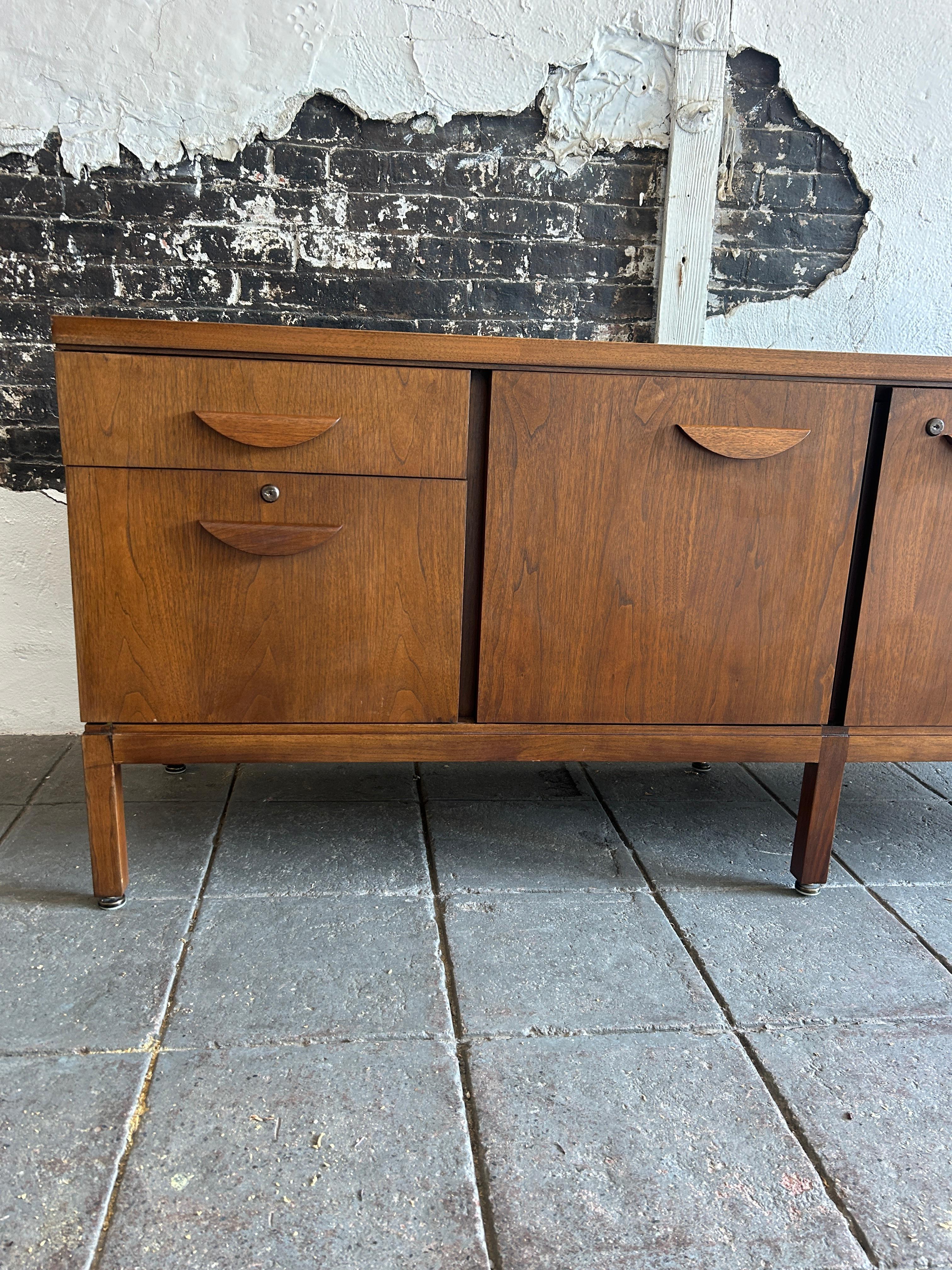 Beautiful walnut mid century office credenza fully locking carved handles 3