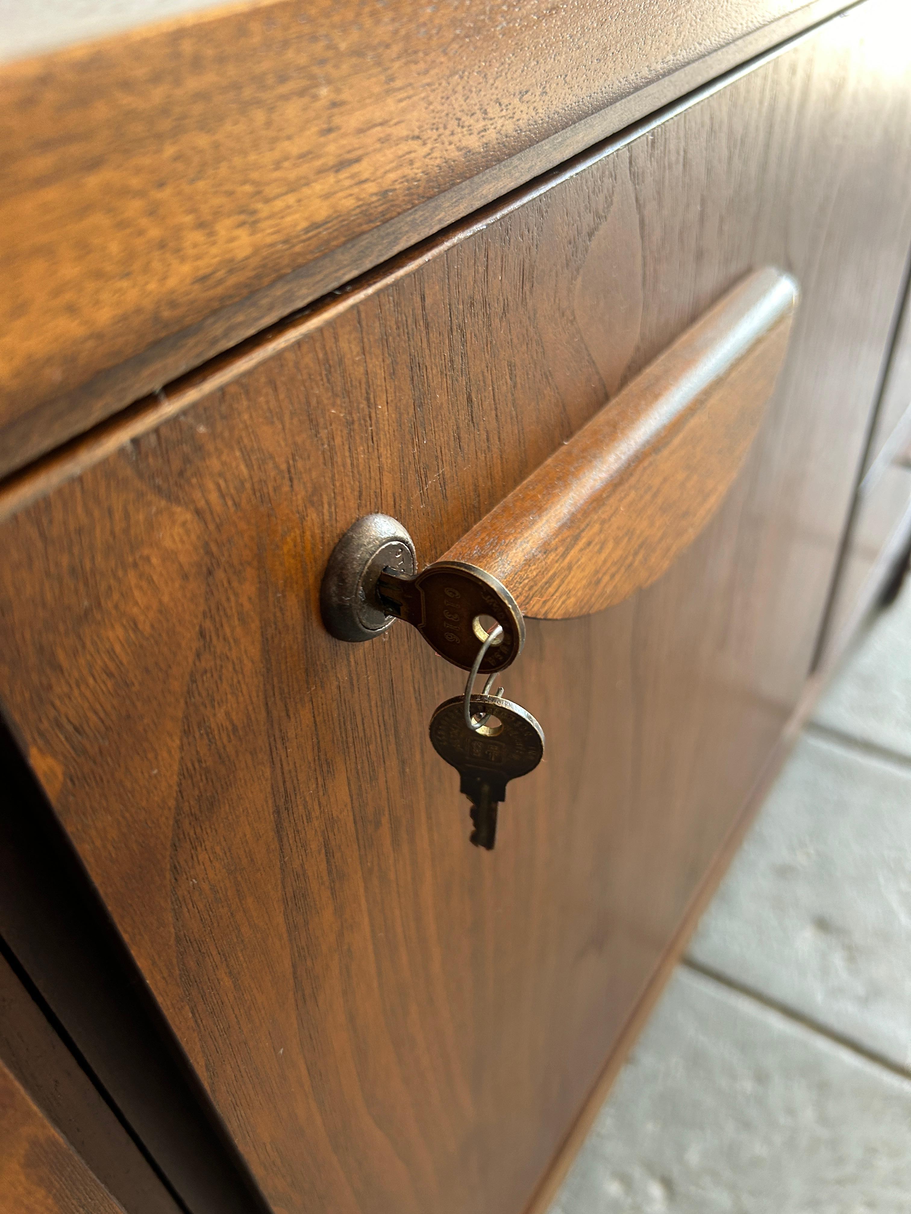 Beautiful walnut mid century office credenza fully locking carved handles 8