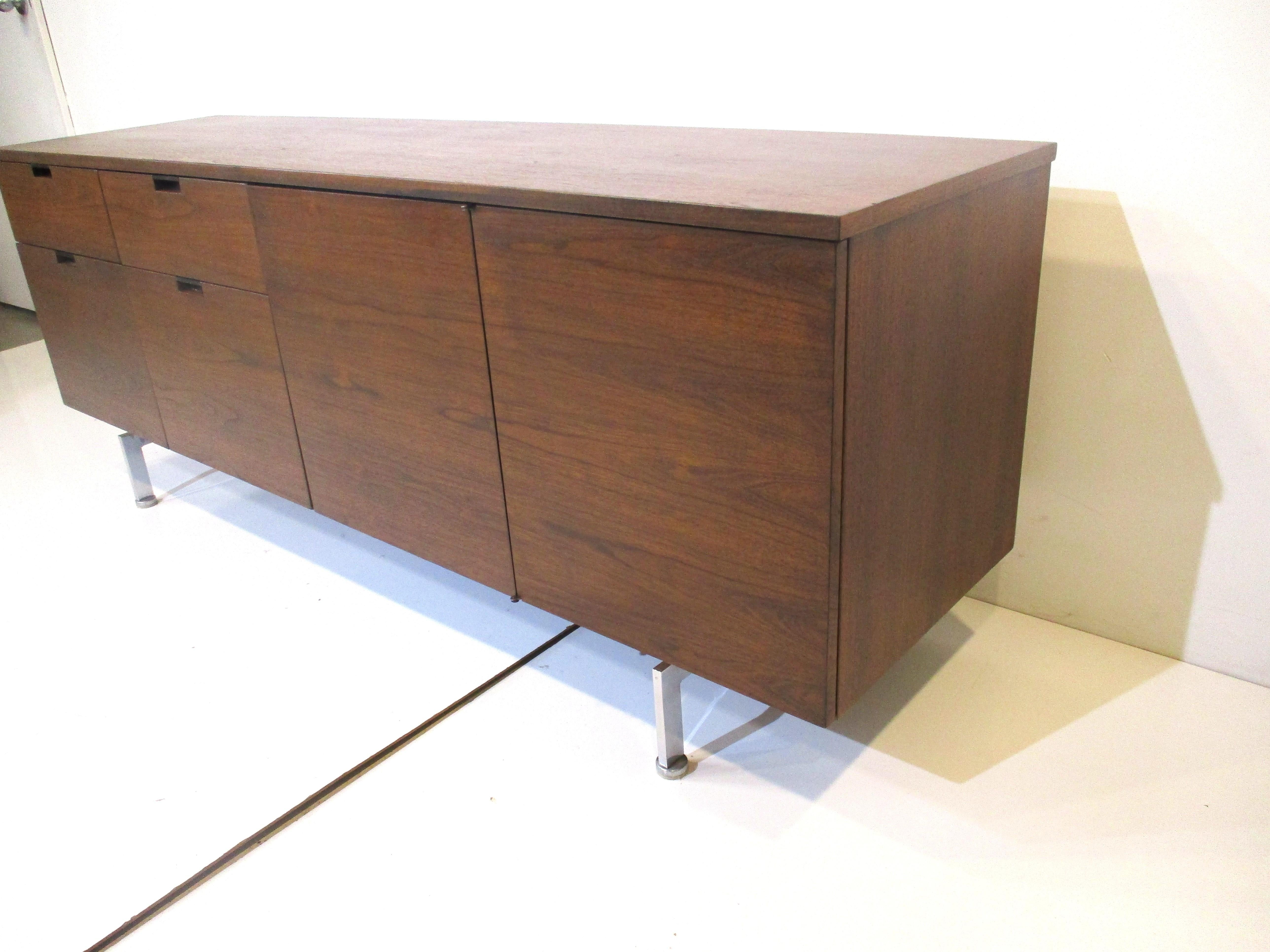 Walnut Credenza in the style of Knoll by Robert John In Good Condition In Cincinnati, OH