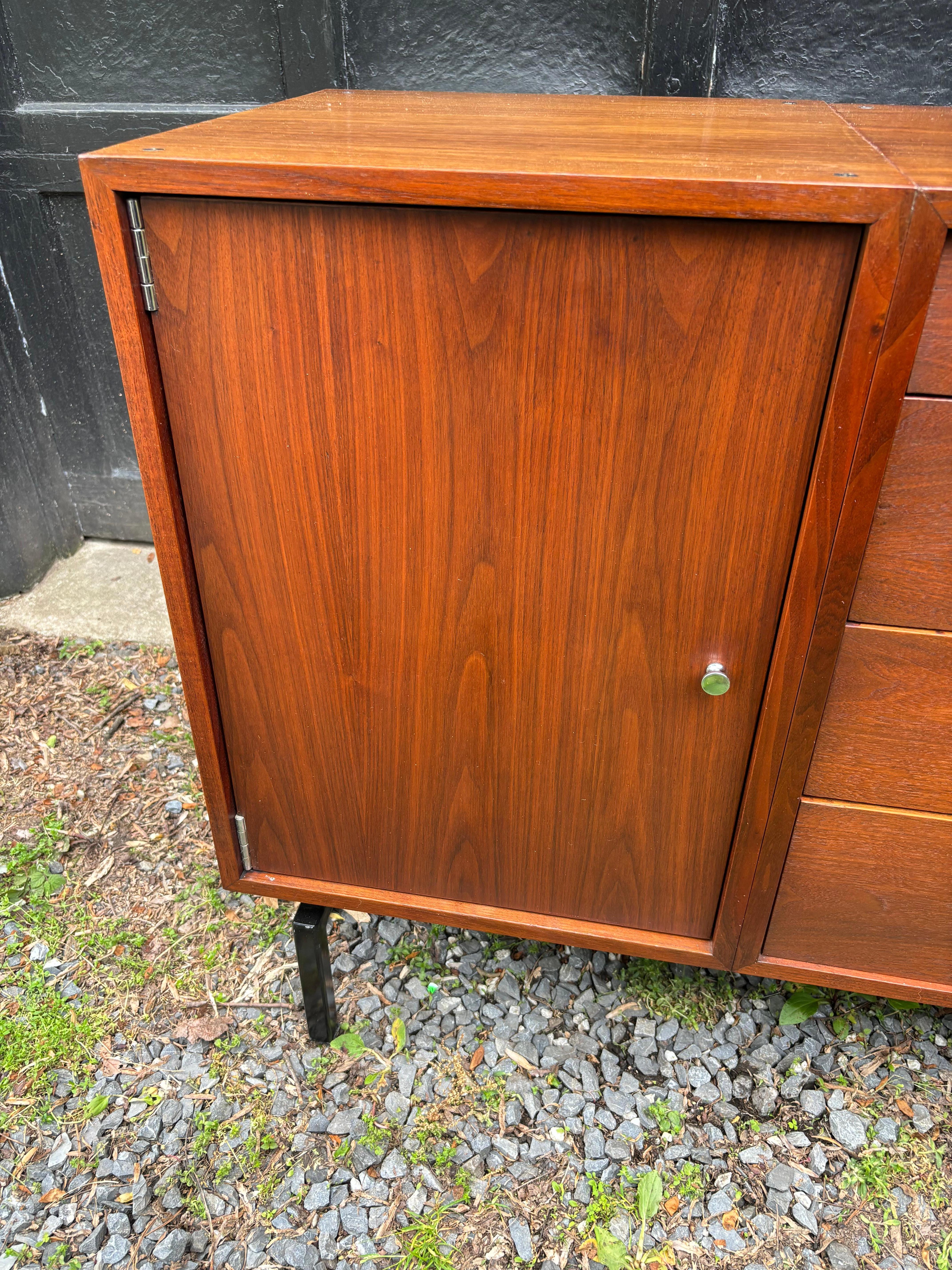 Mid-Century Modern Walnut Credenza or Buffet in the Style of Knoll For Sale