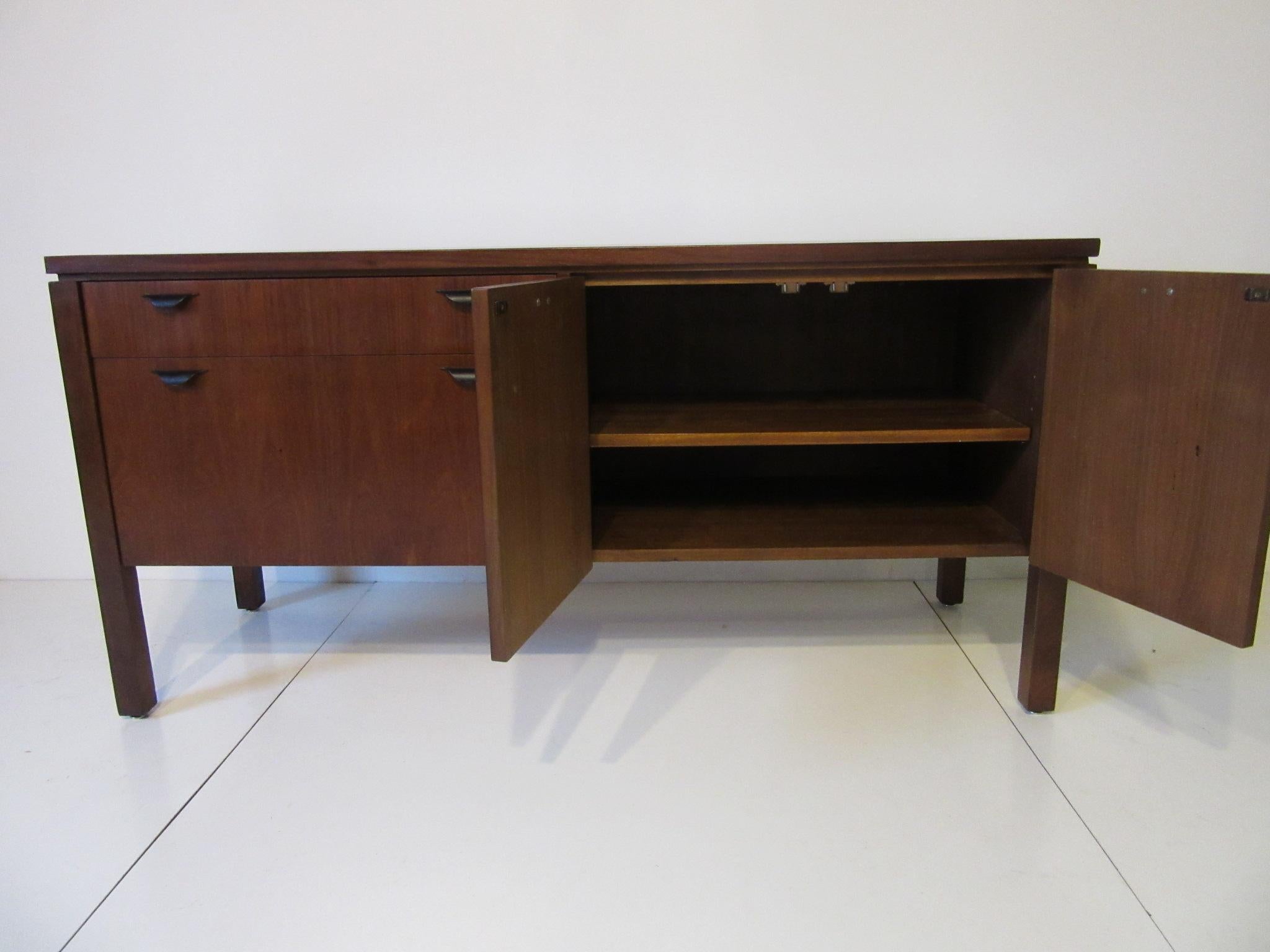 Walnut Credenza or Server in the Style of Jens Risom (amerikanisch)