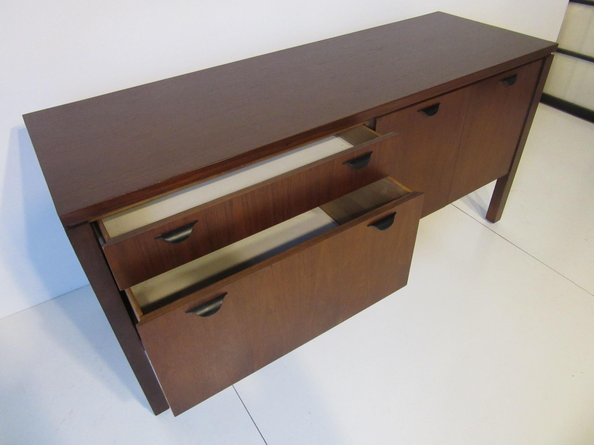 Walnut Credenza or Server in the Style of Jens Risom im Zustand „Gut“ in Cincinnati, OH