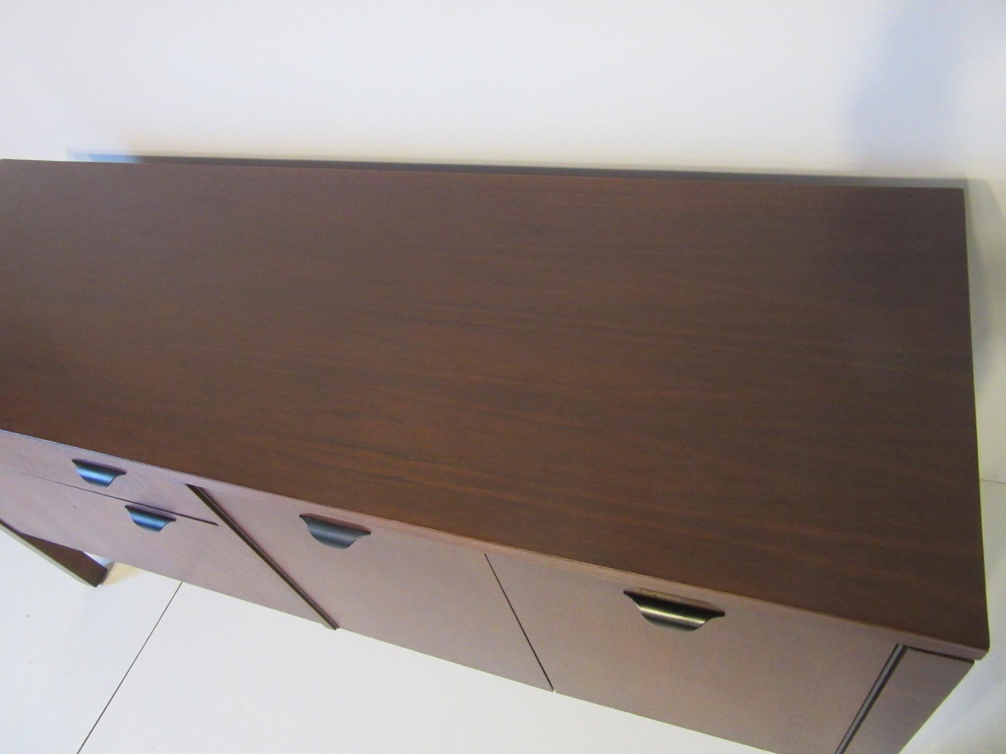Walnut Credenza or Server in the Style of Jens Risom (Walnuss)
