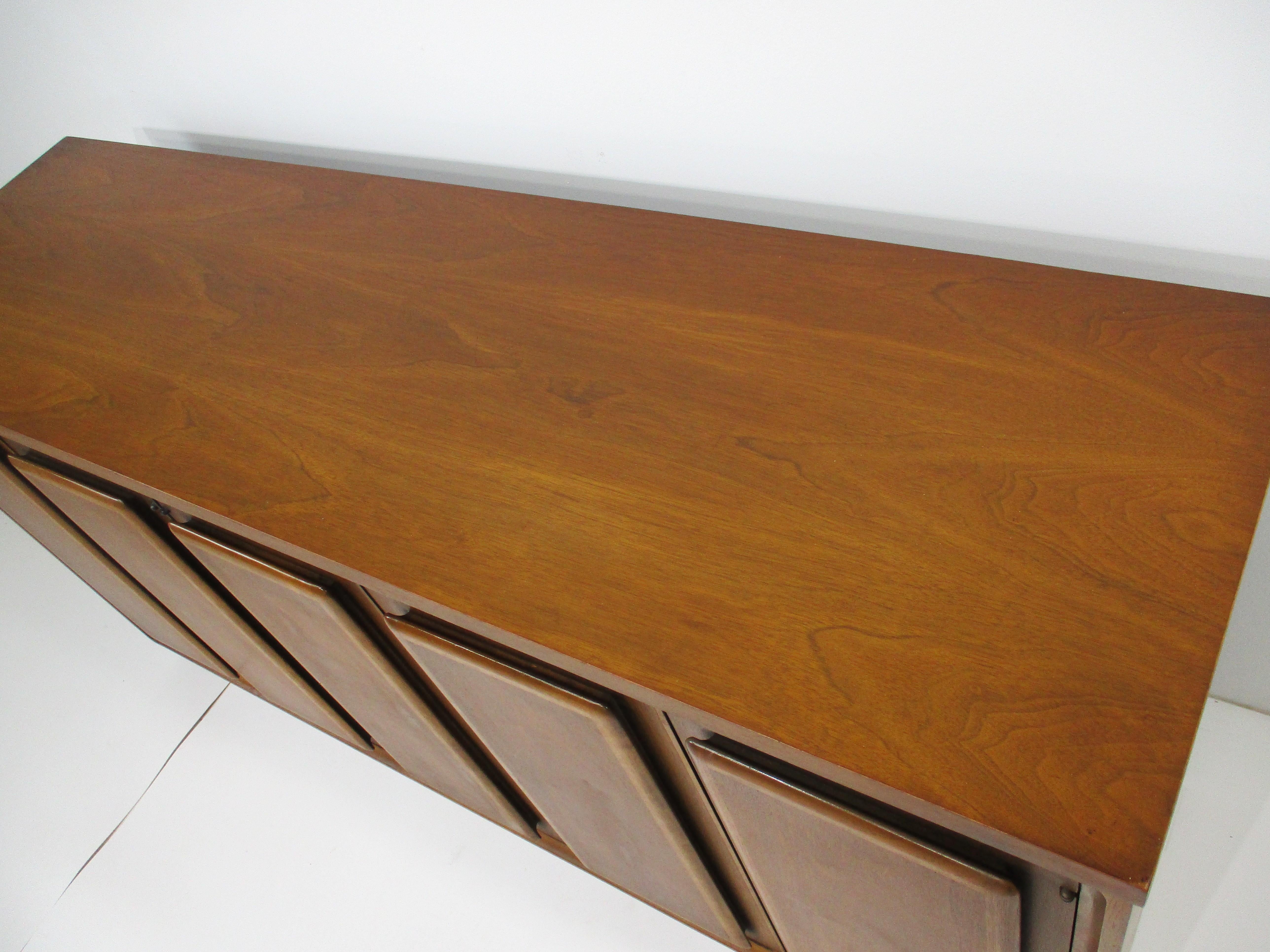 The Moderns Modern Walnut Credenza / Sever - Collection Forward 70 en vente 3