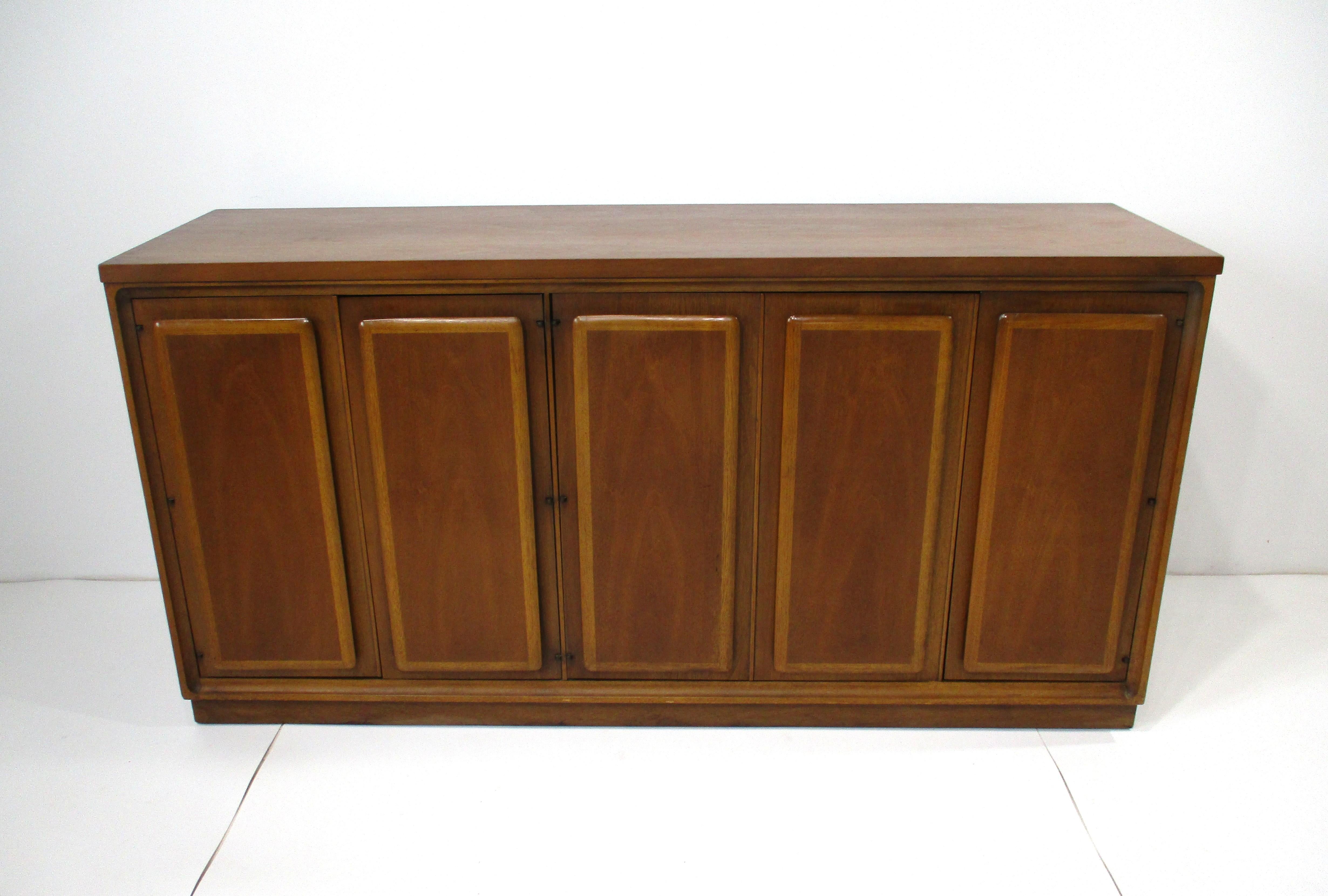 The Moderns Modern Walnut Credenza / Sever - Collection Forward 70 en vente 5