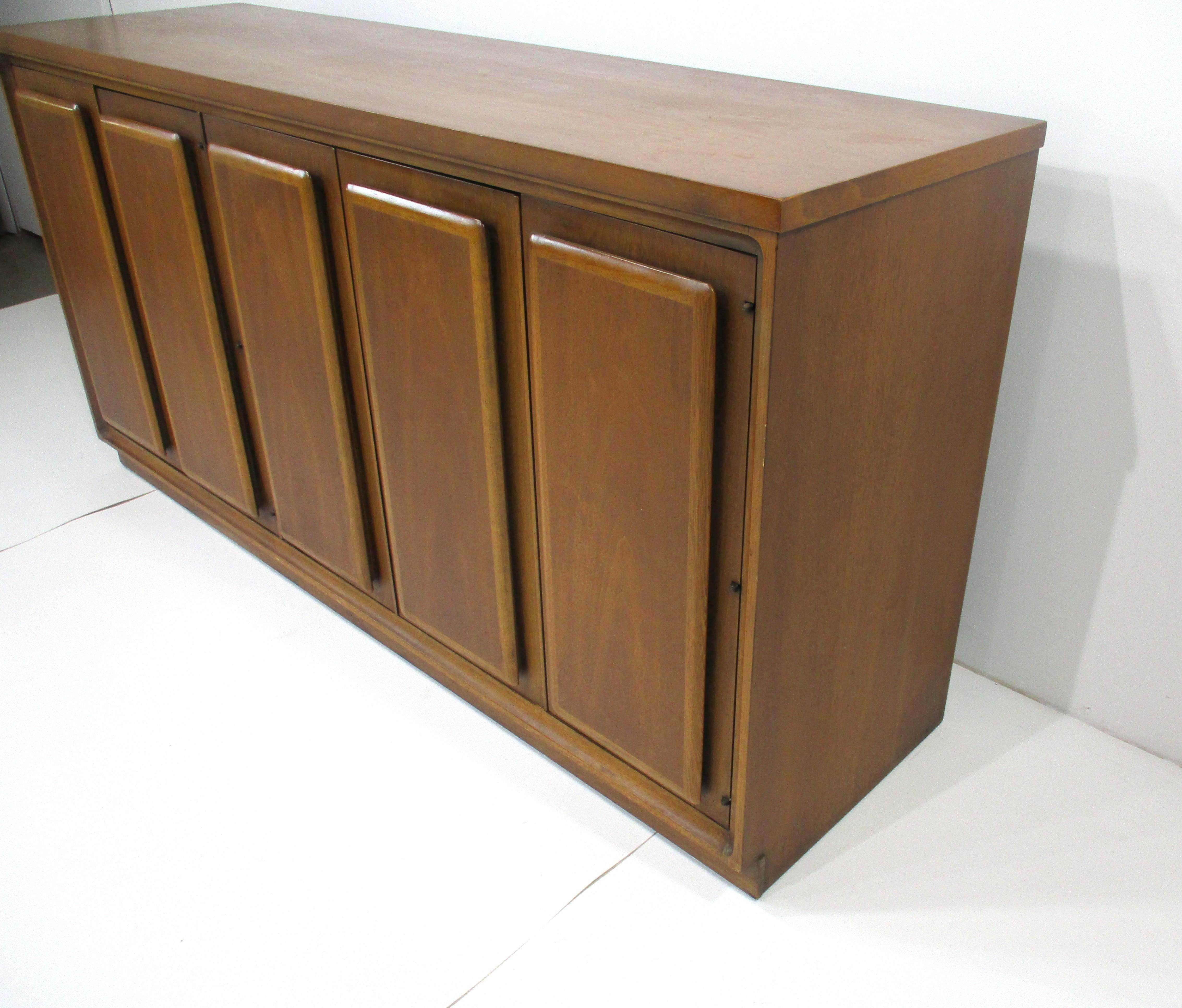 Mid-Century Modern The Moderns Modern Walnut Credenza / Sever - Collection Forward 70 en vente