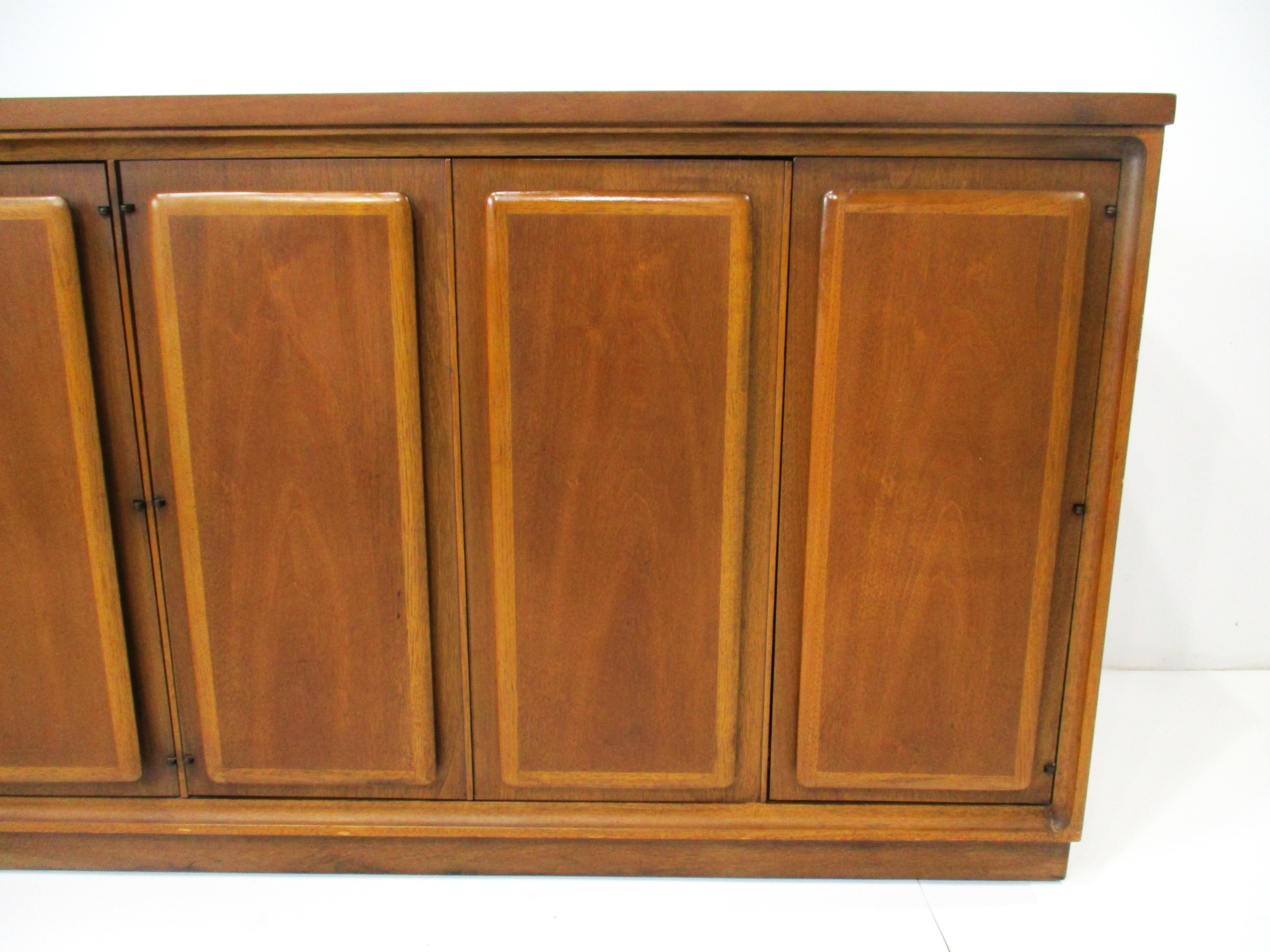 The Moderns Modern Walnut Credenza / Sever - Collection Forward 70 Bon état - En vente à Cincinnati, OH