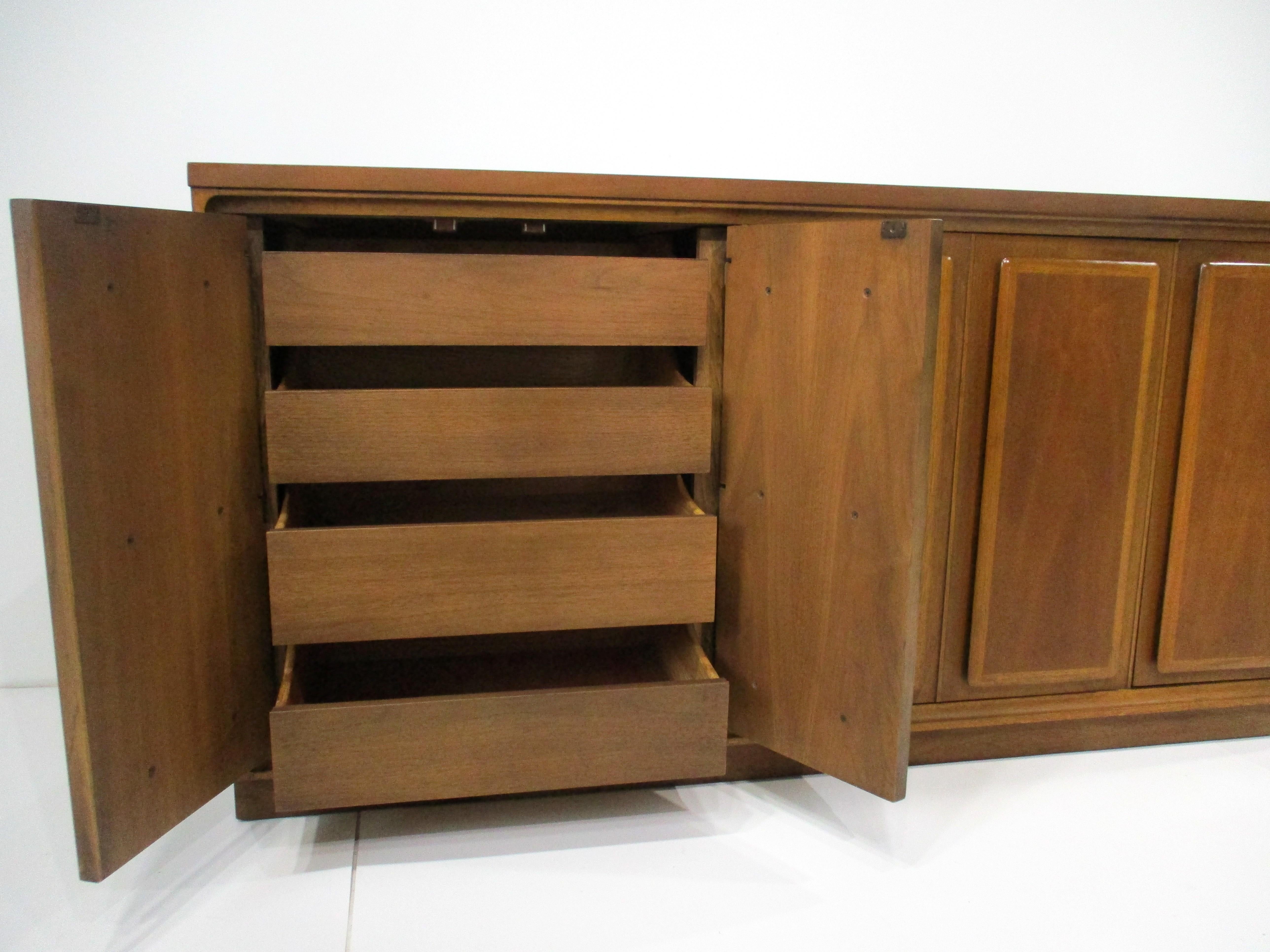 20ième siècle The Moderns Modern Walnut Credenza / Sever - Collection Forward 70 en vente