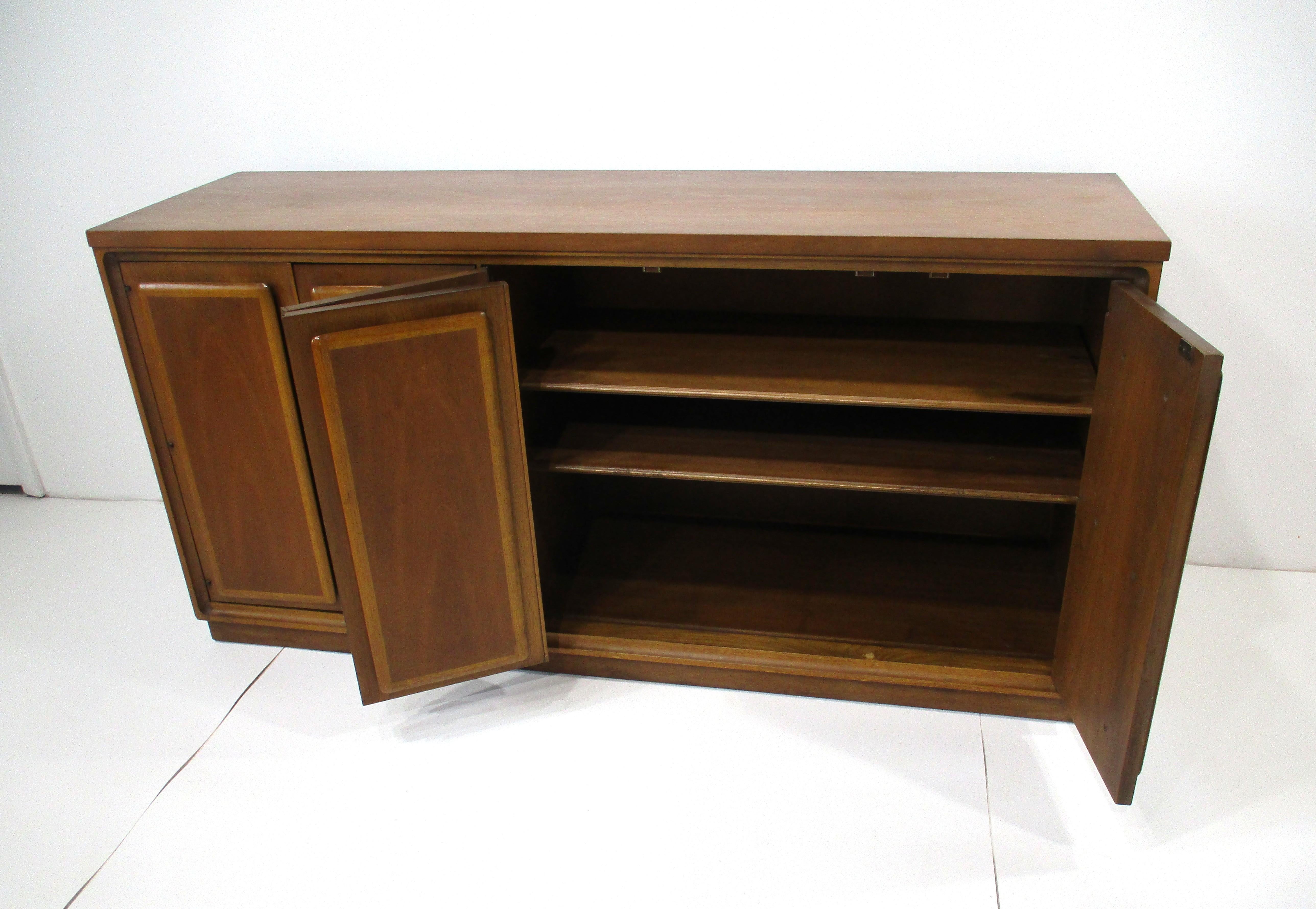 The Moderns Modern Walnut Credenza / Sever - Collection Forward 70 en vente 1