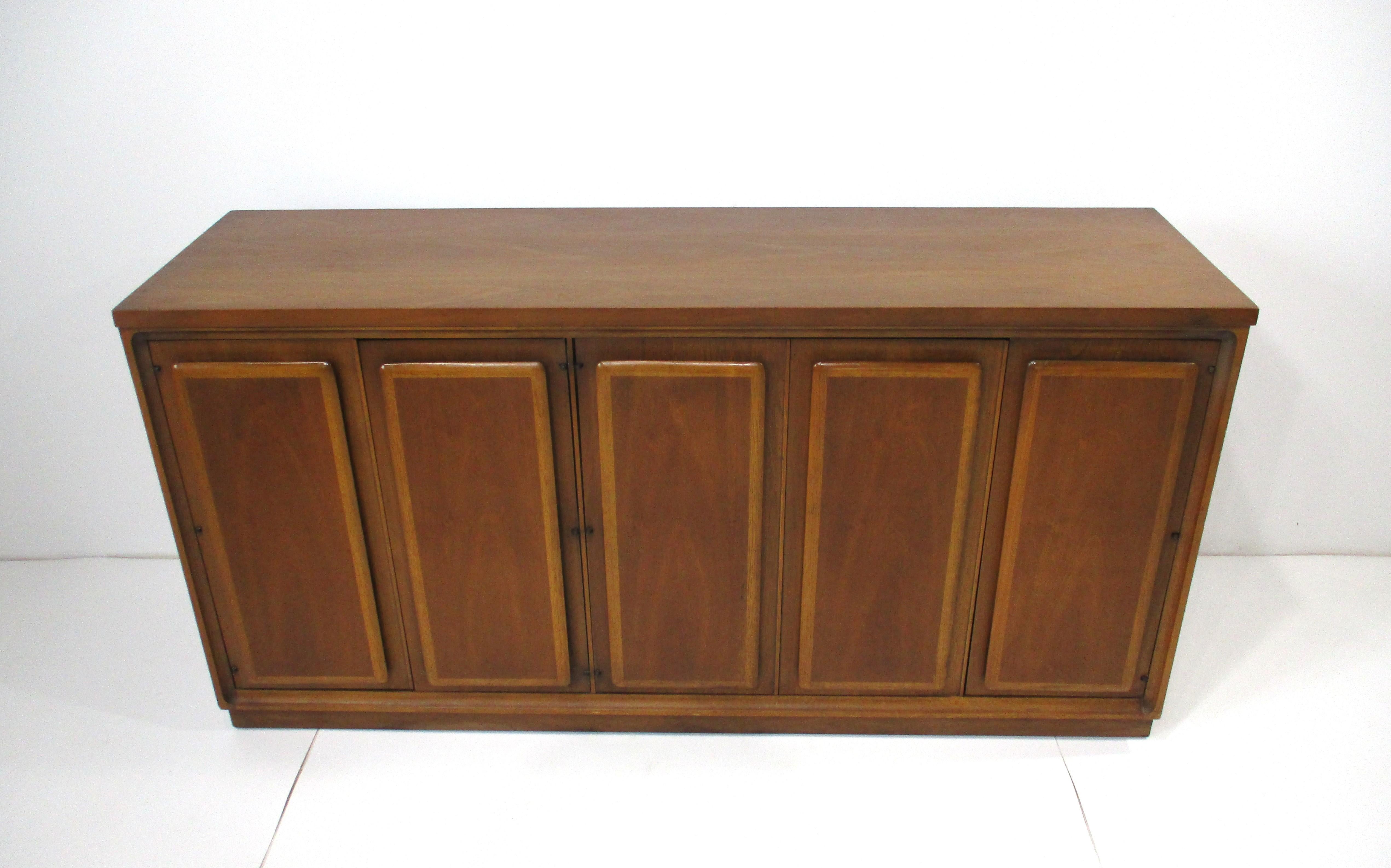 The Moderns Modern Walnut Credenza / Sever - Collection Forward 70 en vente 2