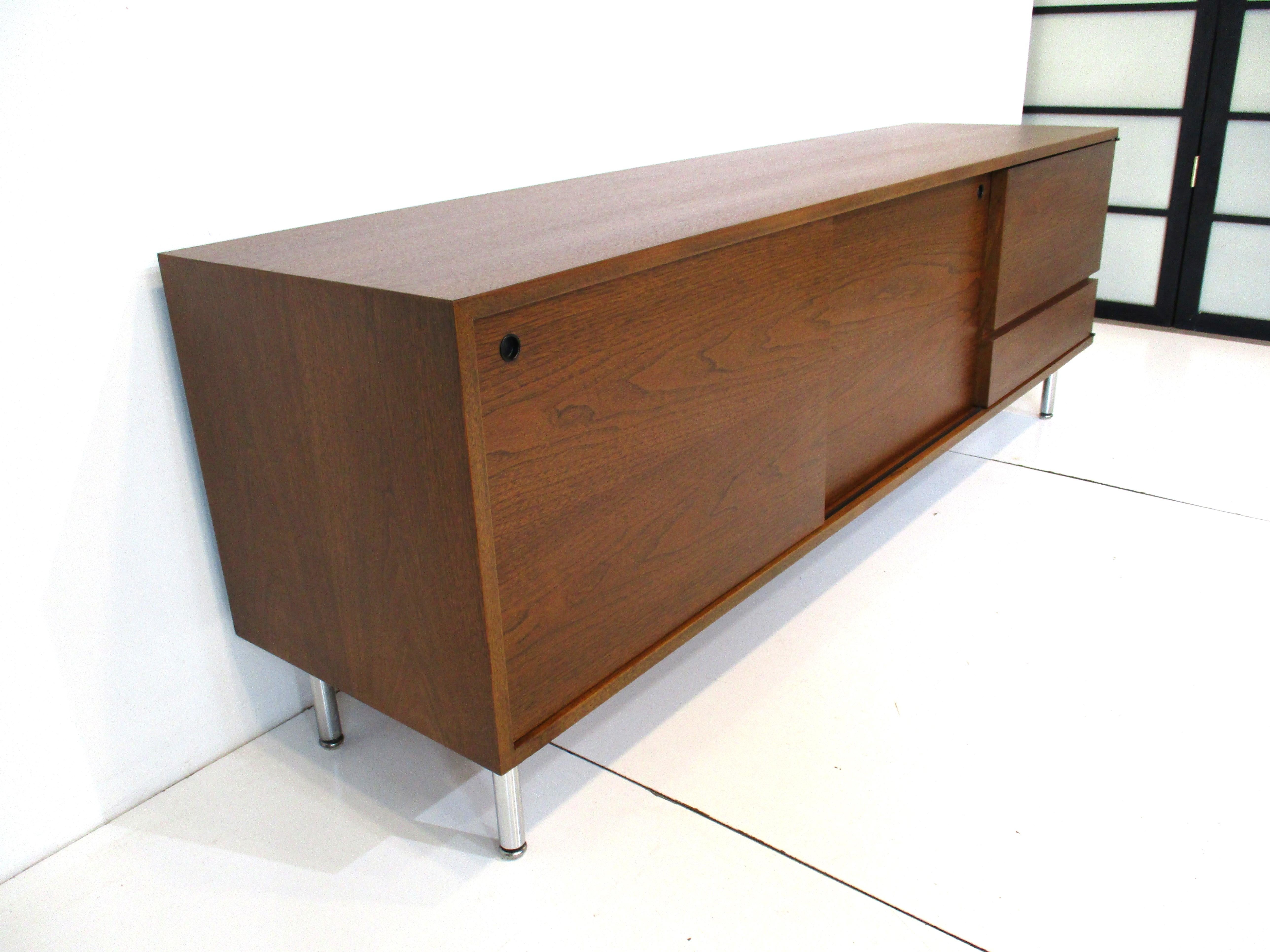Walnut Credenza Sideboard in the Style of George Nelson / Herman Miller In Good Condition In Cincinnati, OH