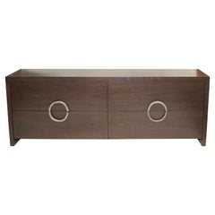 Credenza in noce con maniglie ad anello in bronzo scolpite a mano