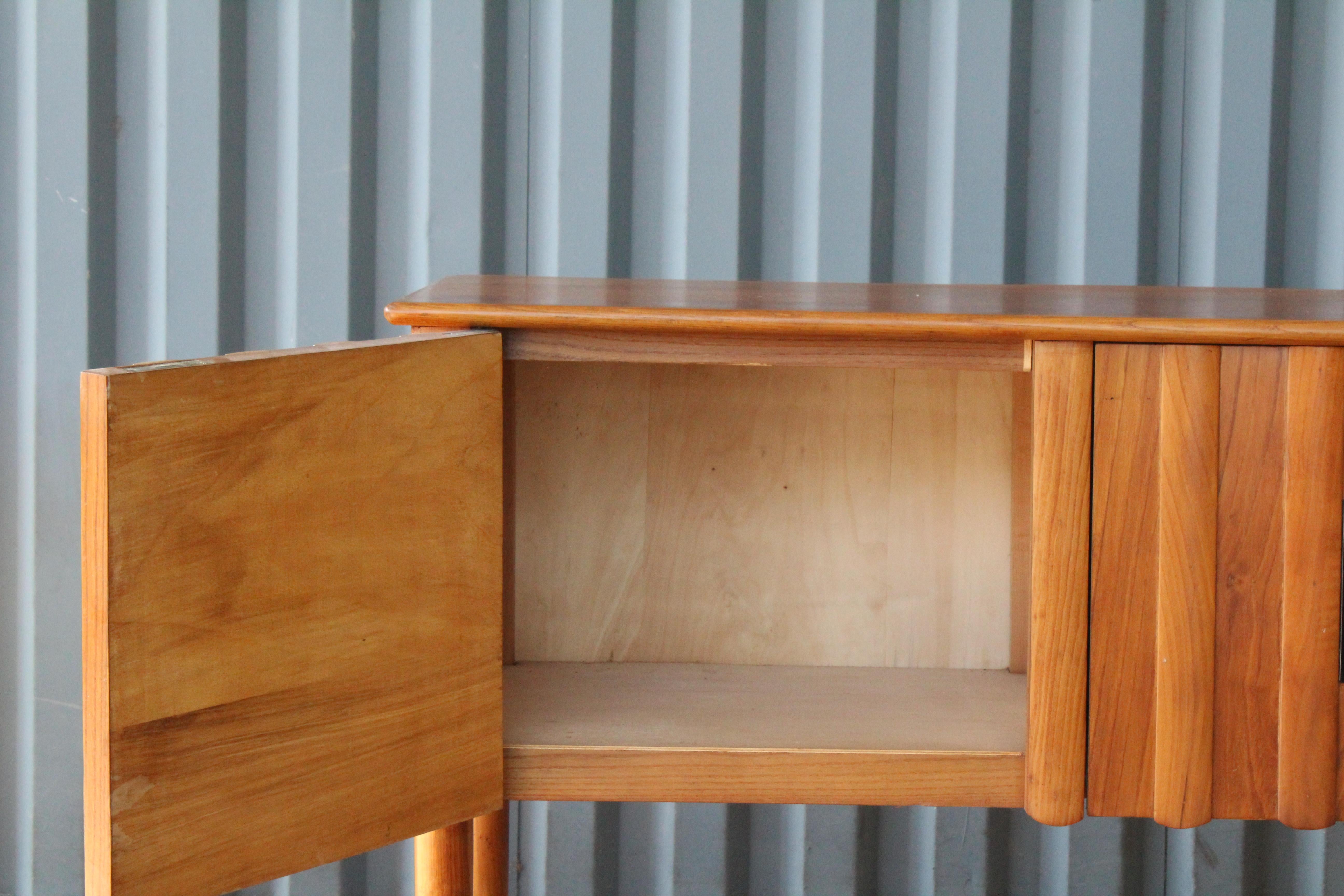 Walnut Credenza with Locking Doors, Italy, 1950s 8