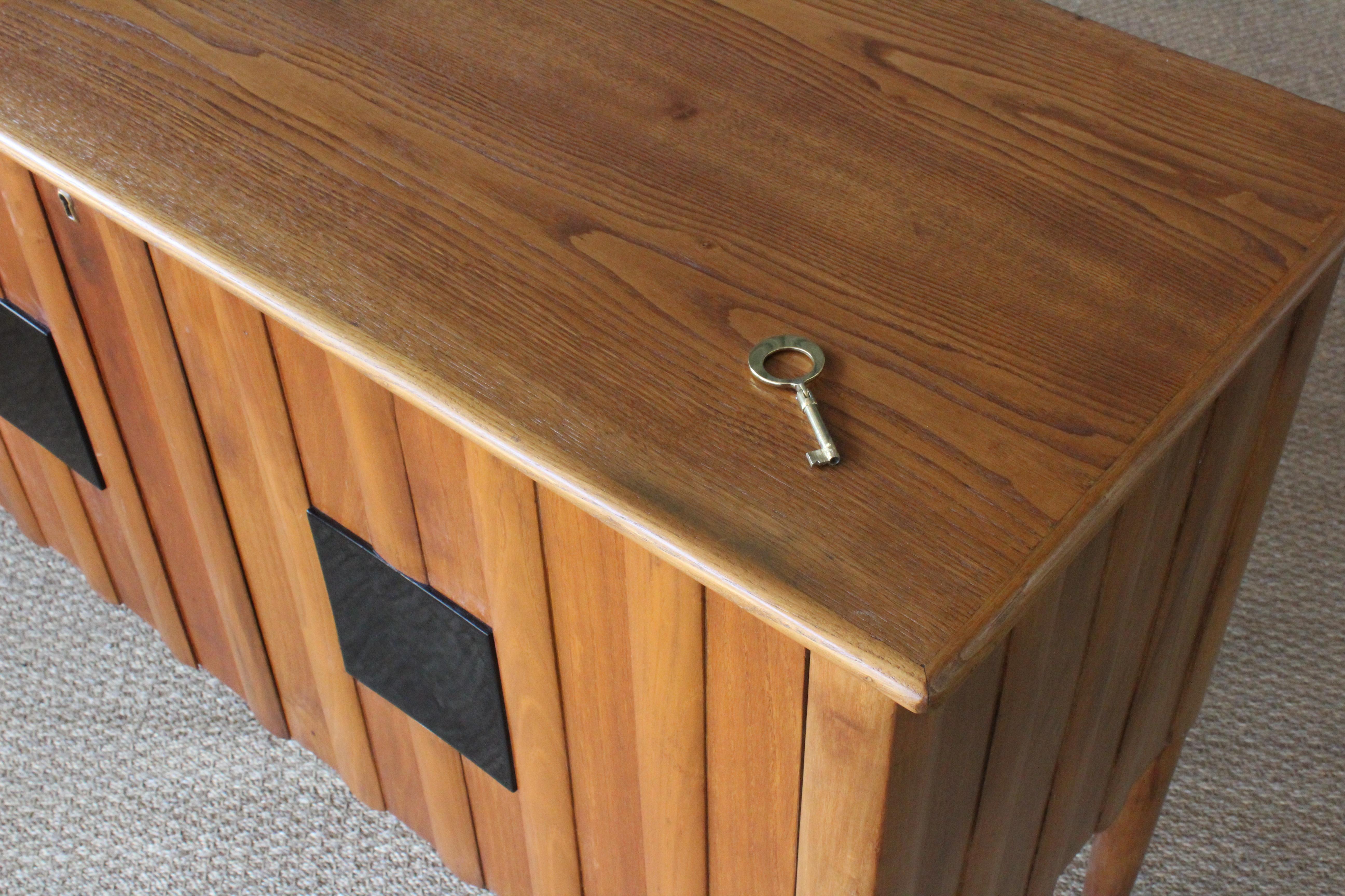 Walnut Credenza with Locking Doors, Italy, 1950s, In Good Condition In Los Angeles, CA