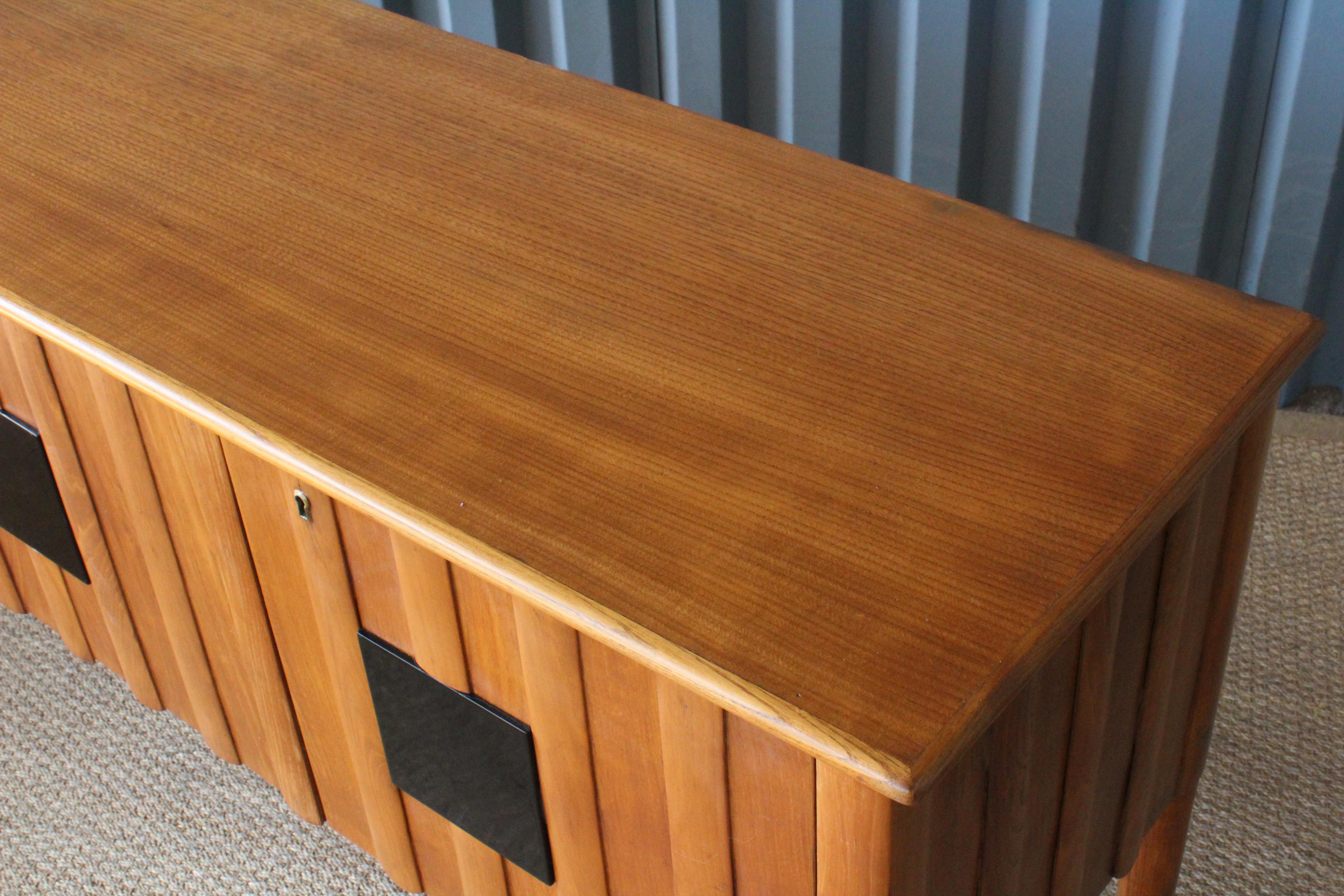 Walnut Credenza with Locking Doors, Italy, 1950s In Good Condition In Los Angeles, CA