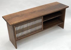 Credenza de nogal con puertas correderas Shoji