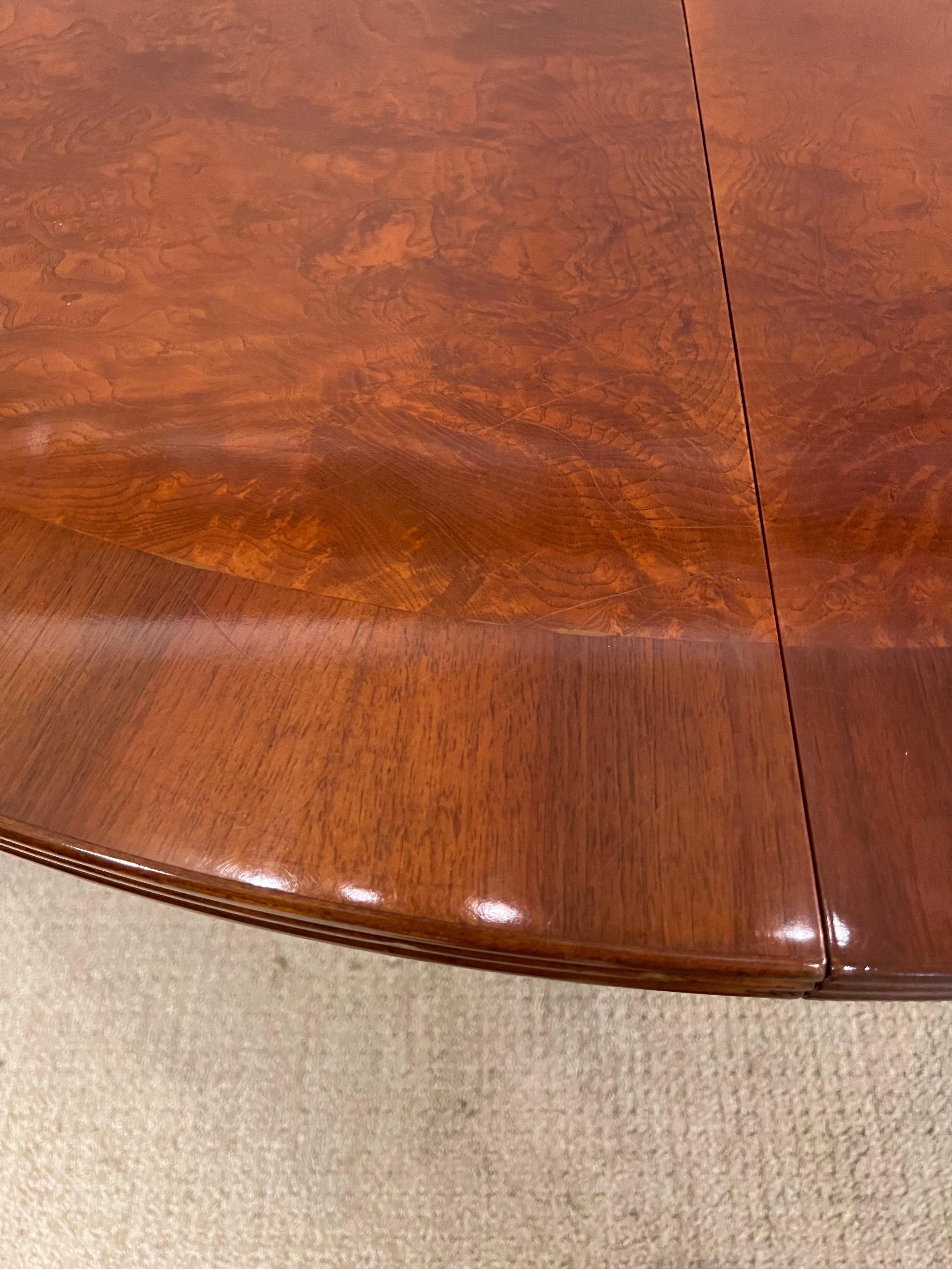 Walnut Cross-Banded Extension Dining Table with 1 Leaf In Good Condition For Sale In Huntington, NY