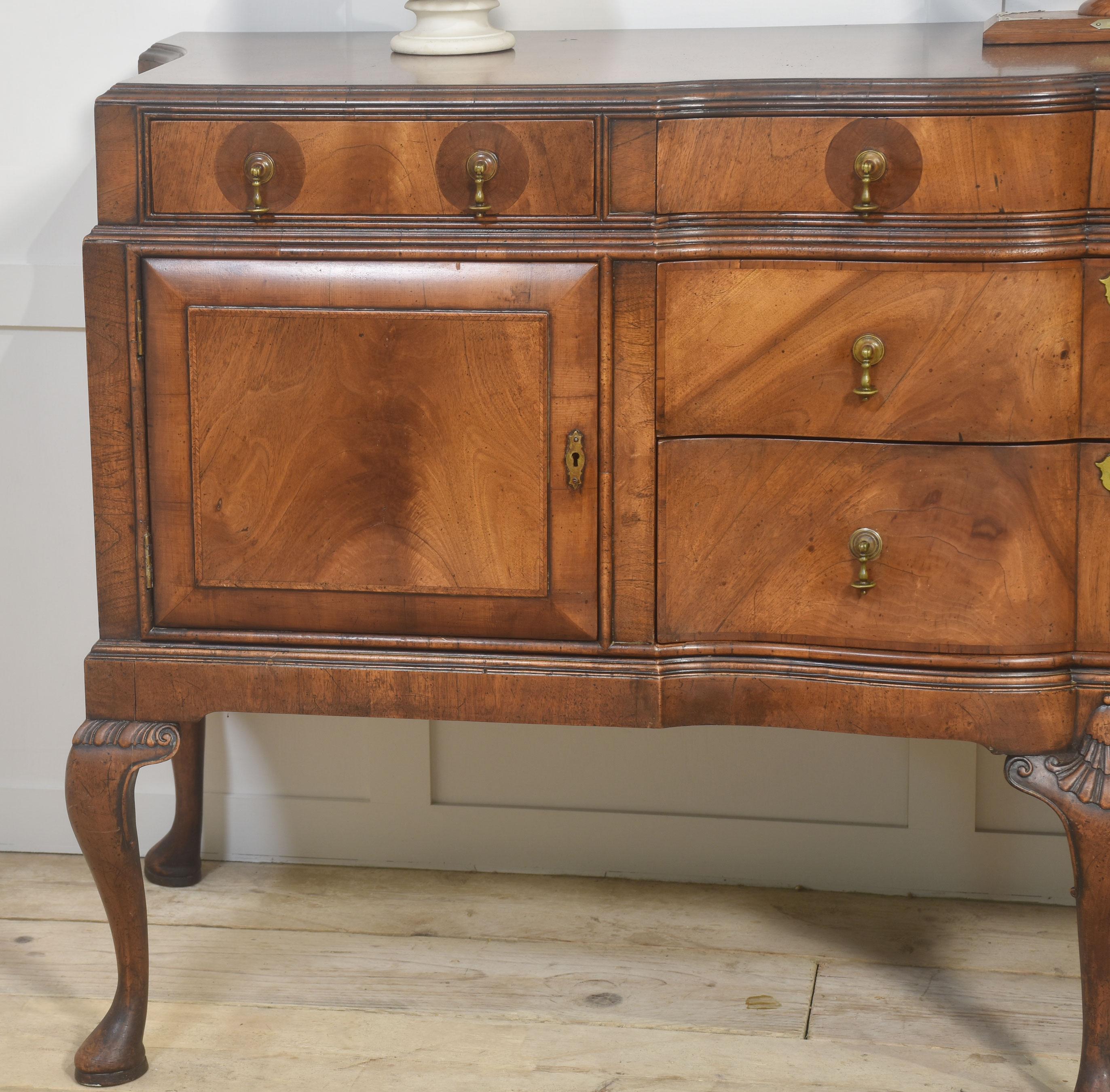 XIXe siècle Buffet Queen Anne à bandes croisées en noyer en vente