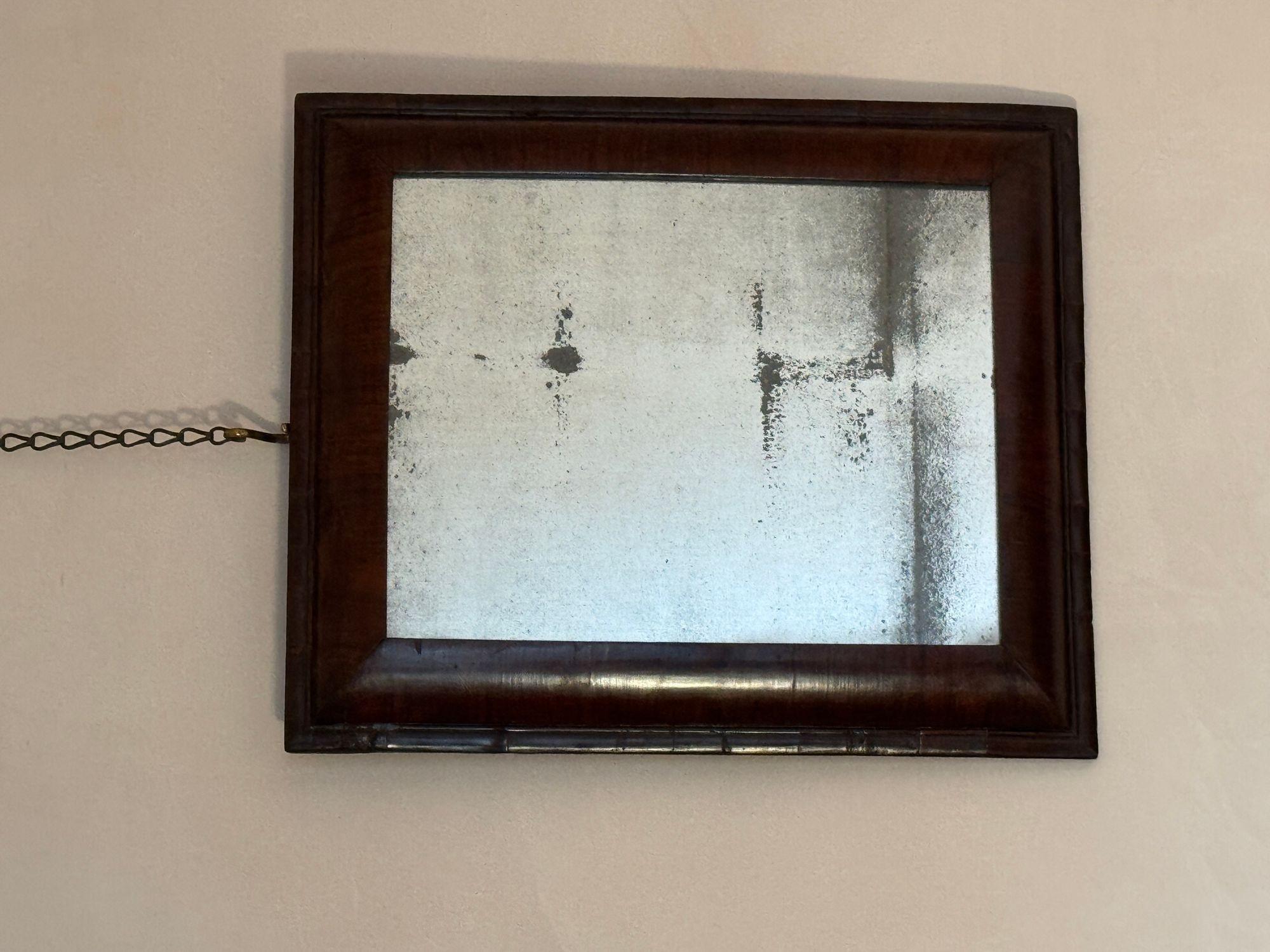 Walnut Cushion Frame Mirror finales del siglo XVII en venta