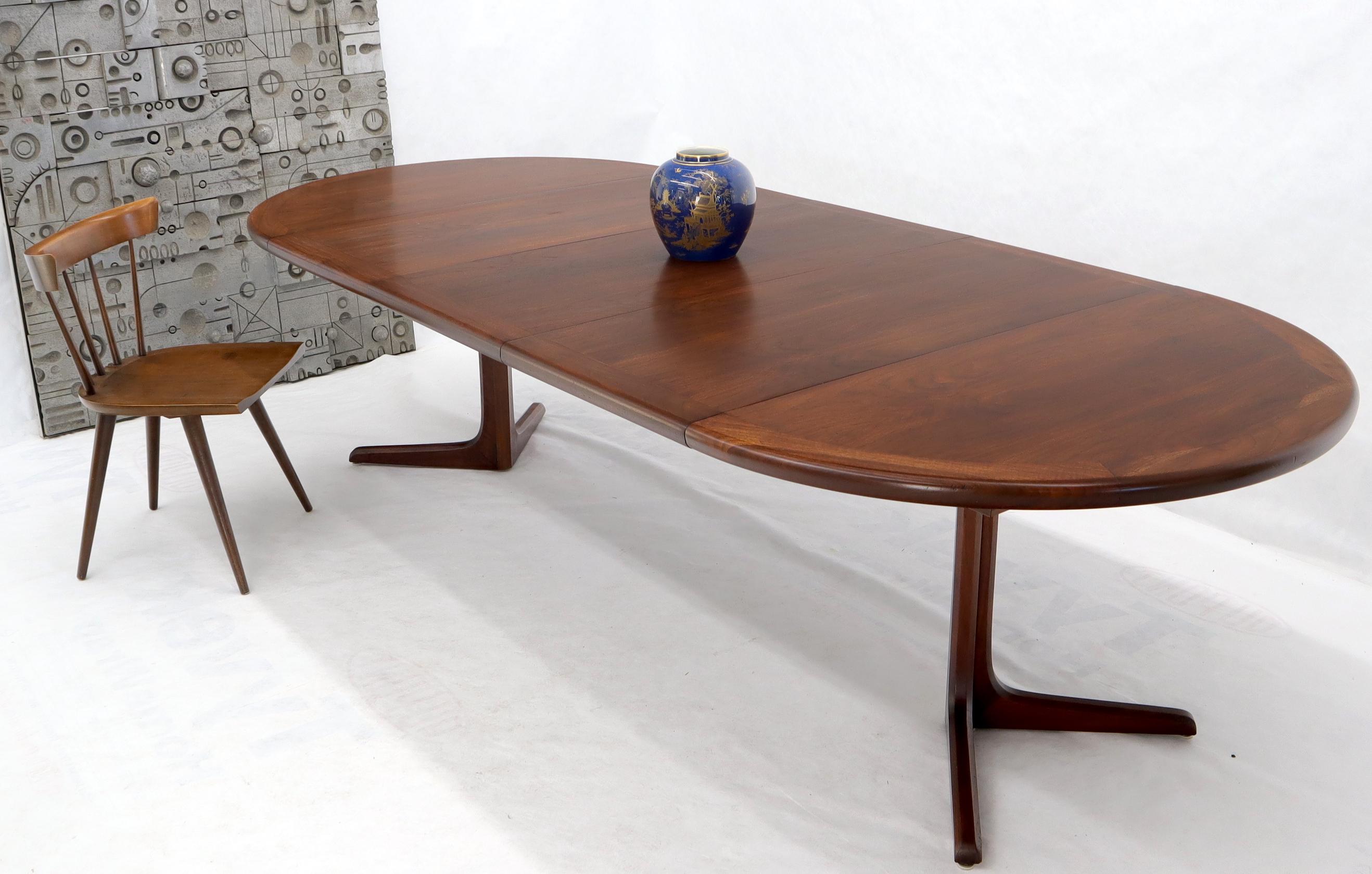 Walnut Danish Mid-Century Modern Round Dining Table, 3 Extension Leaves Boards In Excellent Condition In Rockaway, NJ