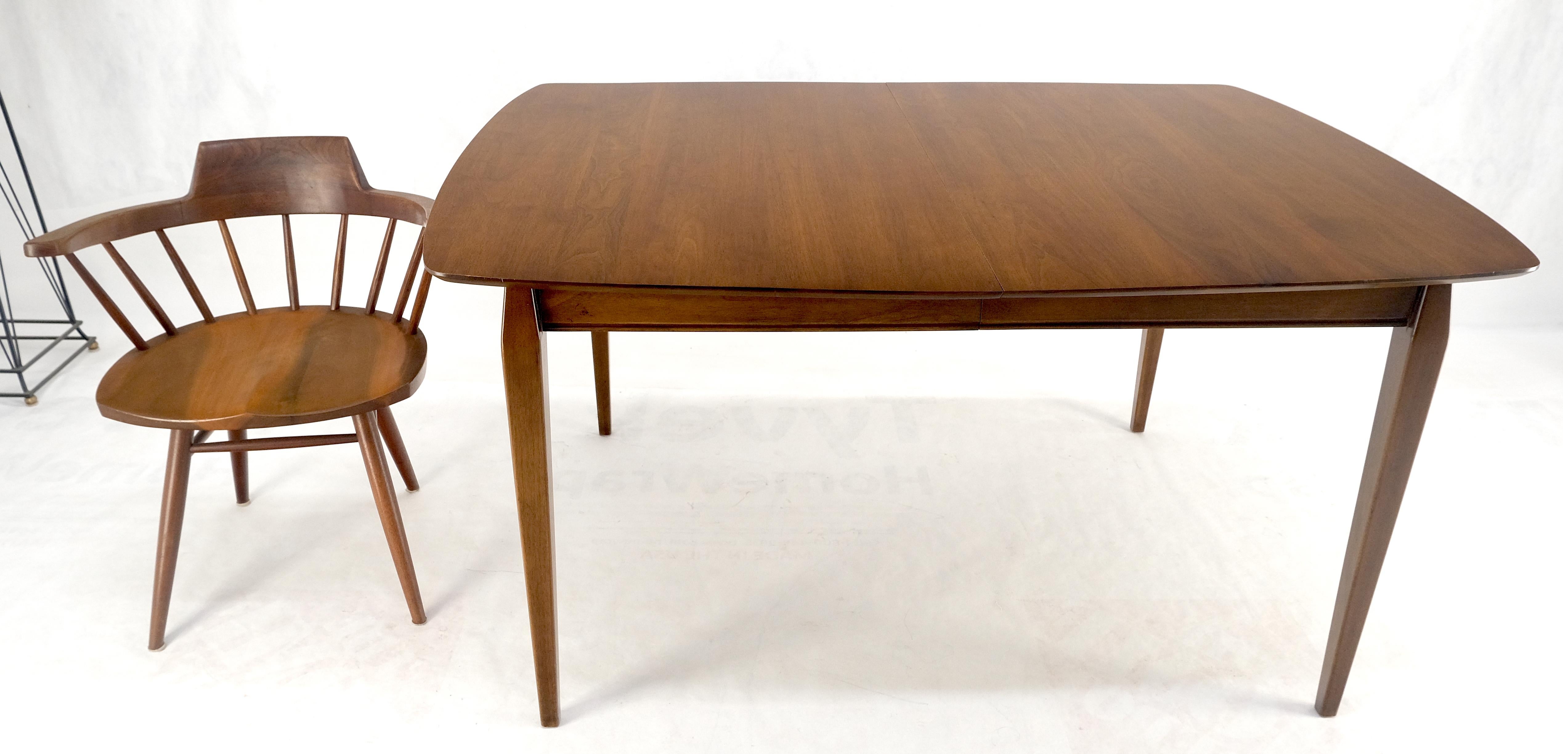 Table de salle à manger danoise moderne du milieu du siècle dernier à pieds fuselés 2 planches de 58 pouces de long en vente 3