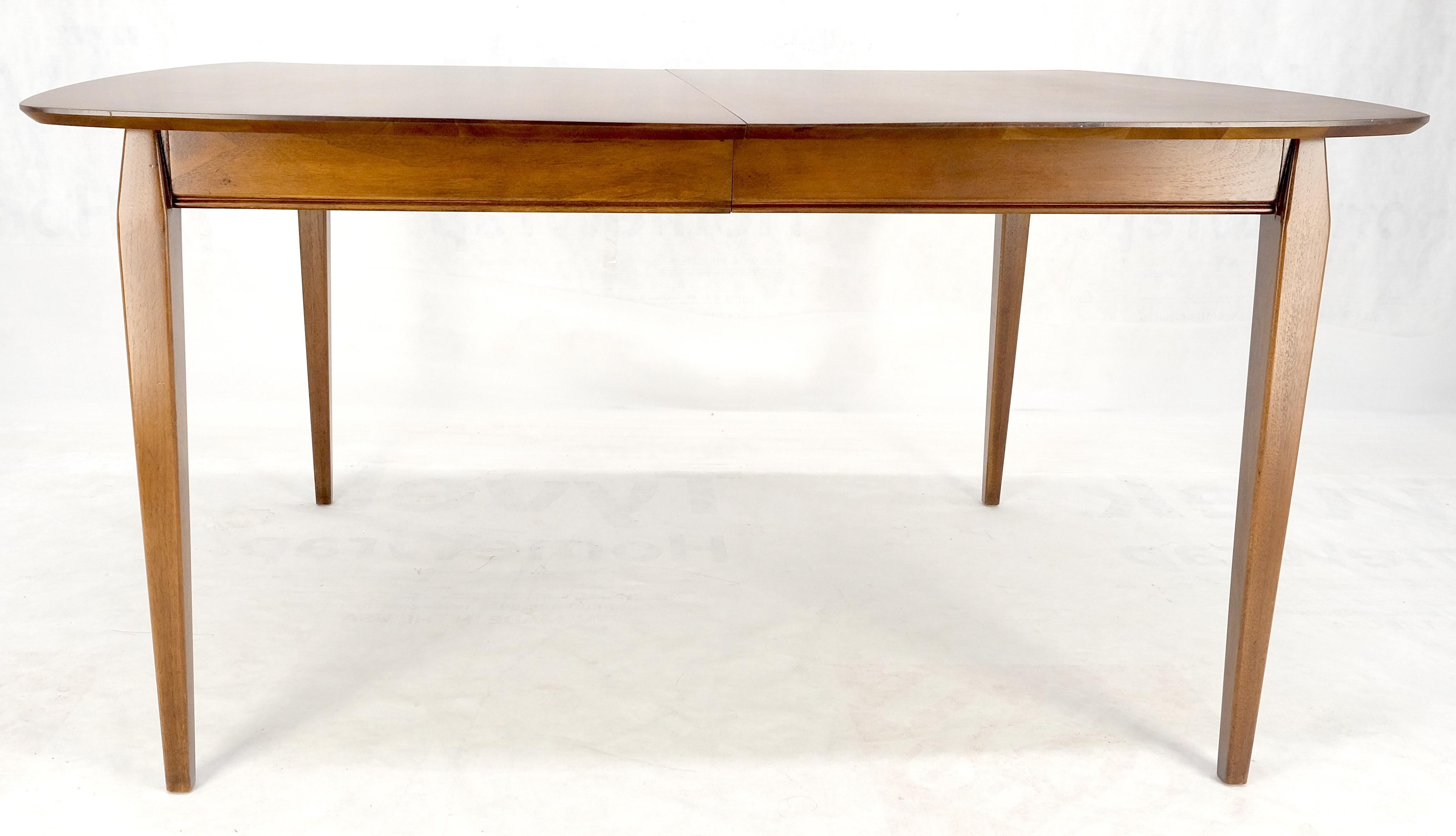 Table de salle à manger danoise moderne du milieu du siècle dernier à pieds fuselés 2 planches de 58 pouces de long en vente 5