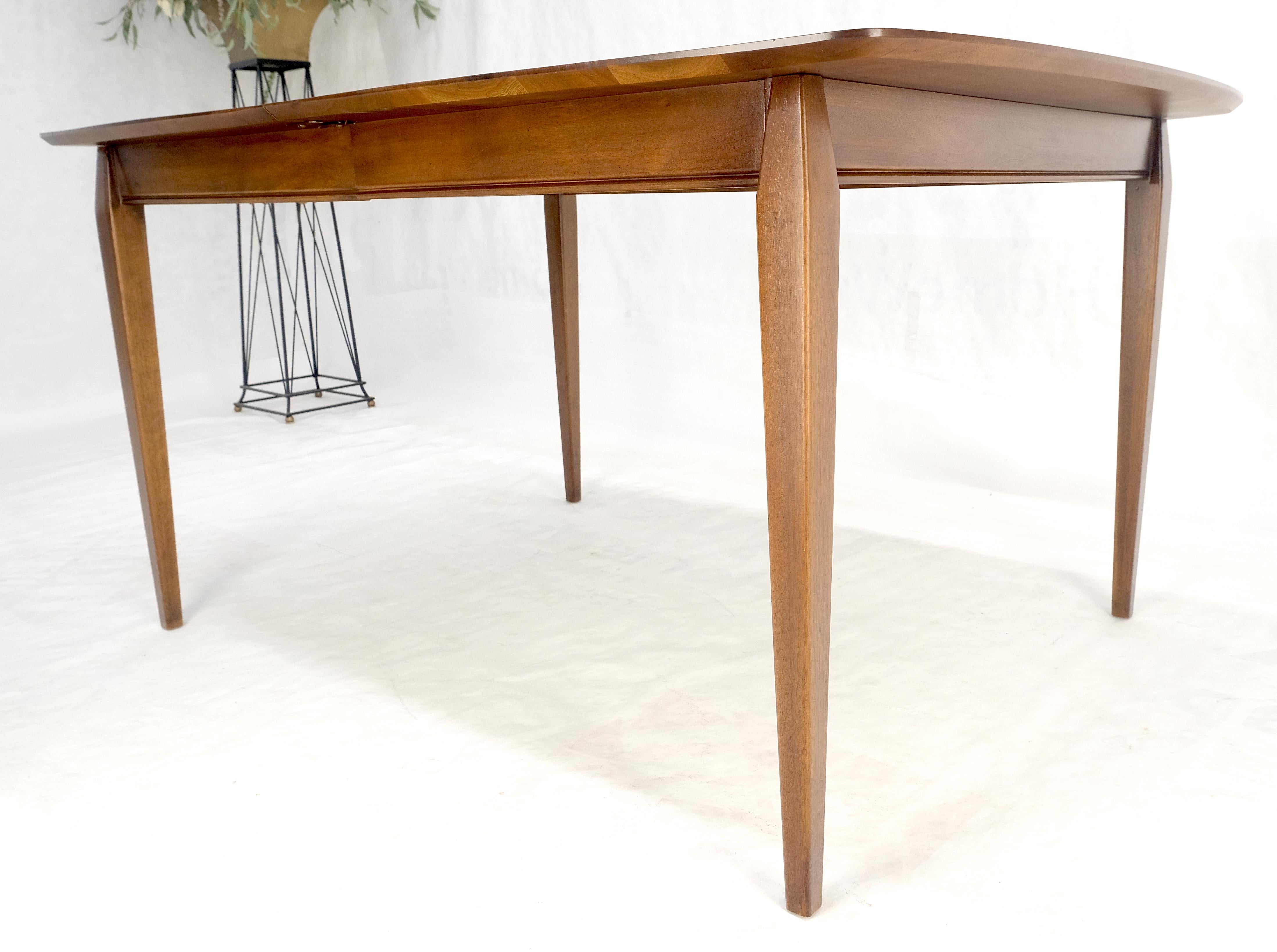 Mid-Century Modern Table de salle à manger danoise moderne du milieu du siècle dernier à pieds fuselés 2 planches de 58 pouces de long en vente