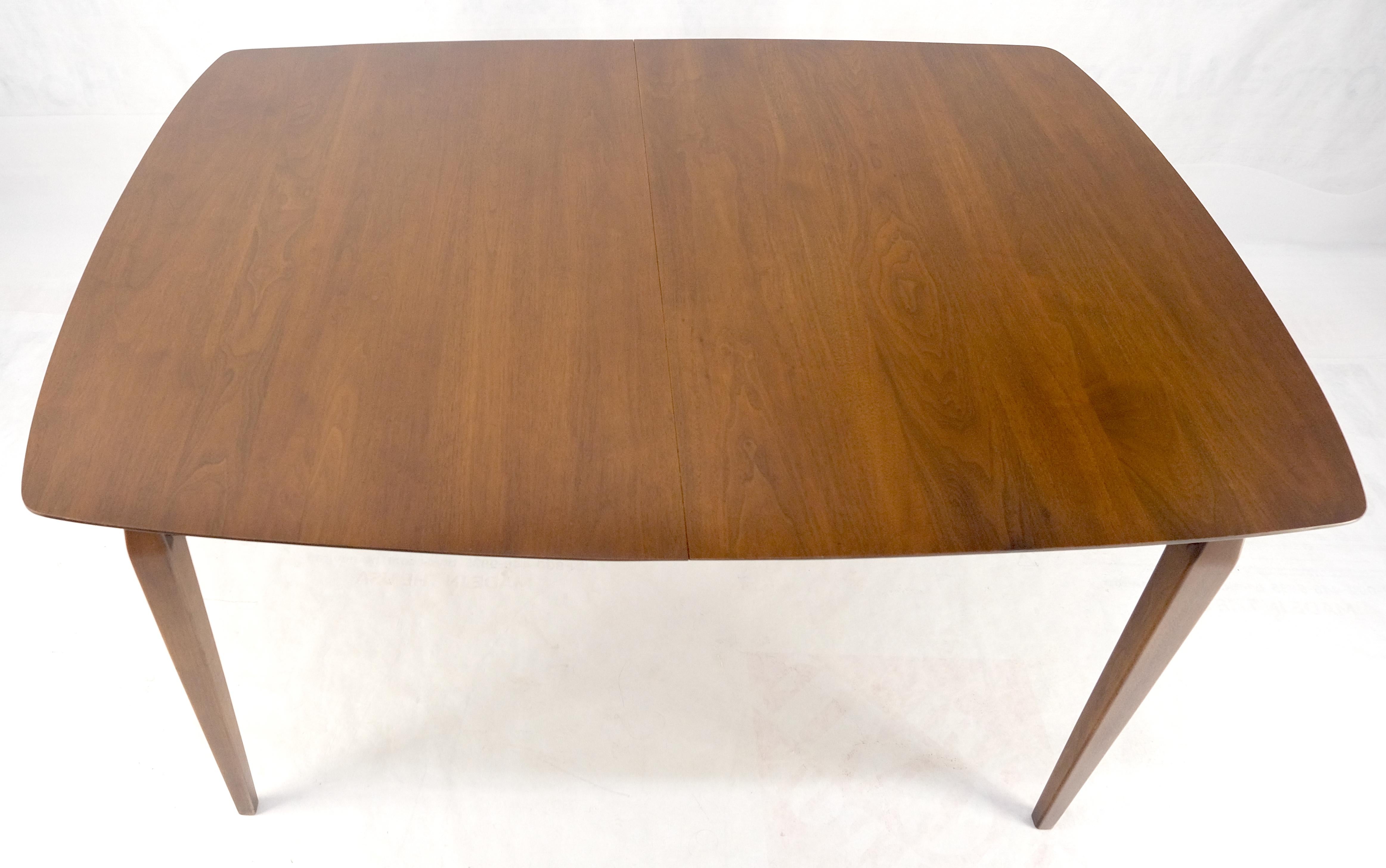 Laqué Table de salle à manger danoise moderne du milieu du siècle dernier à pieds fuselés 2 planches de 58 pouces de long en vente